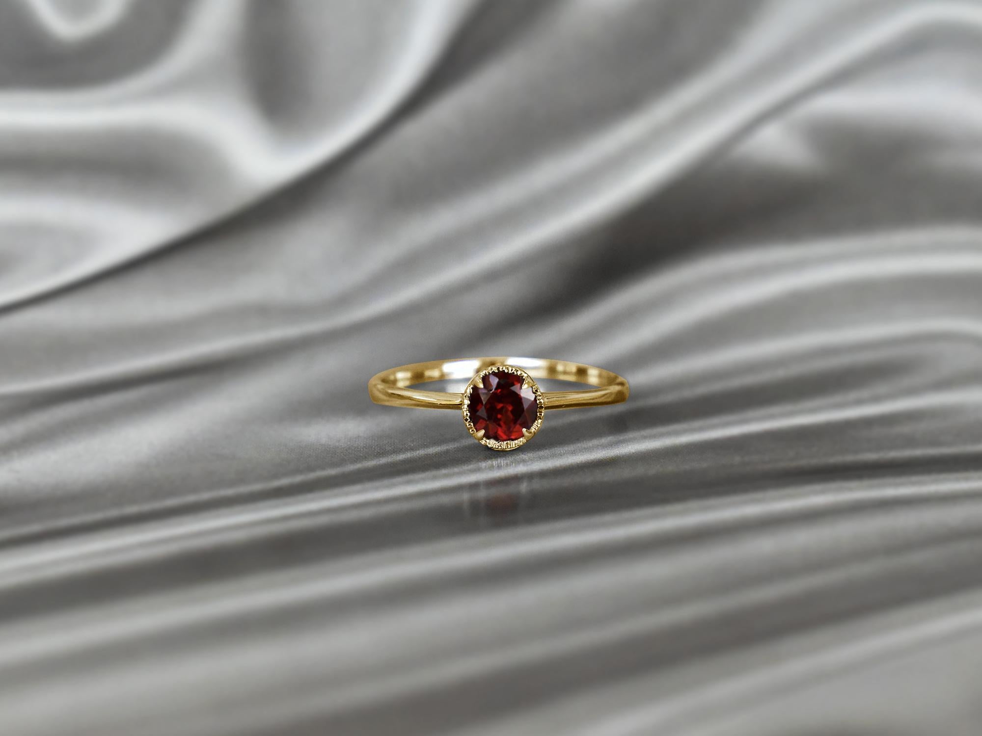 En venta: Anillo de oro de 10 quilates con gema redonda de 5 mm con forma redonda Anillo apilable de gemas  3