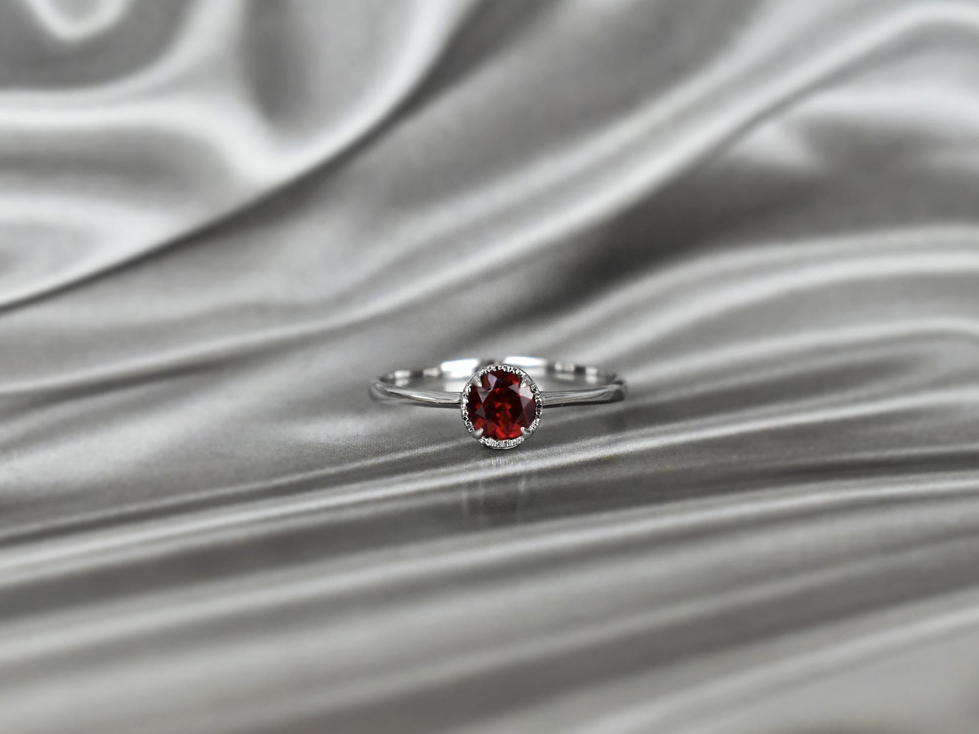 En venta: Anillo de oro de 10 quilates con gema redonda de 5 mm con forma redonda Anillo apilable de gemas  4