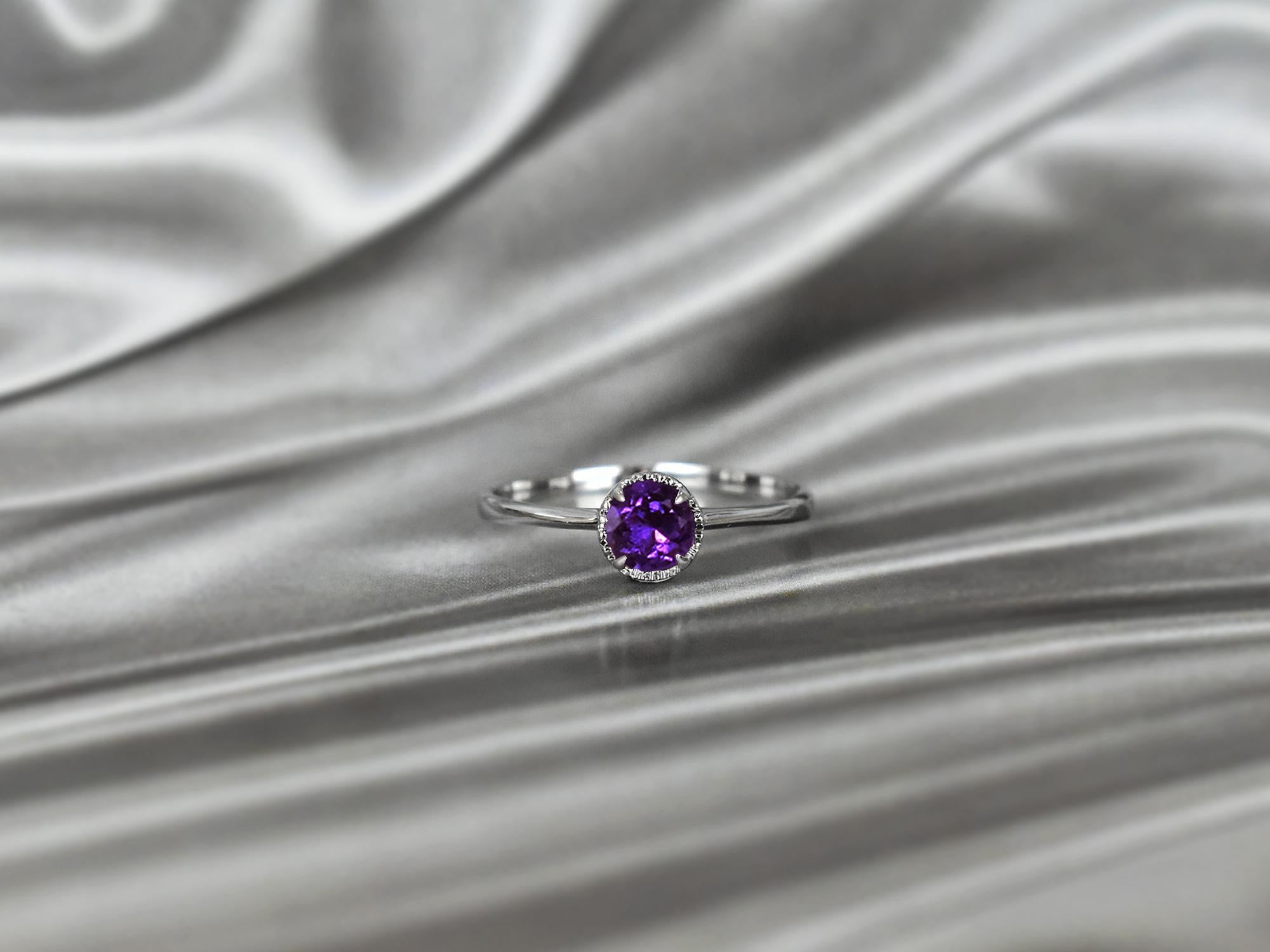 En venta: Anillo de oro de 10 quilates con gema redonda de 5 mm con forma redonda Anillo apilable de gemas  5