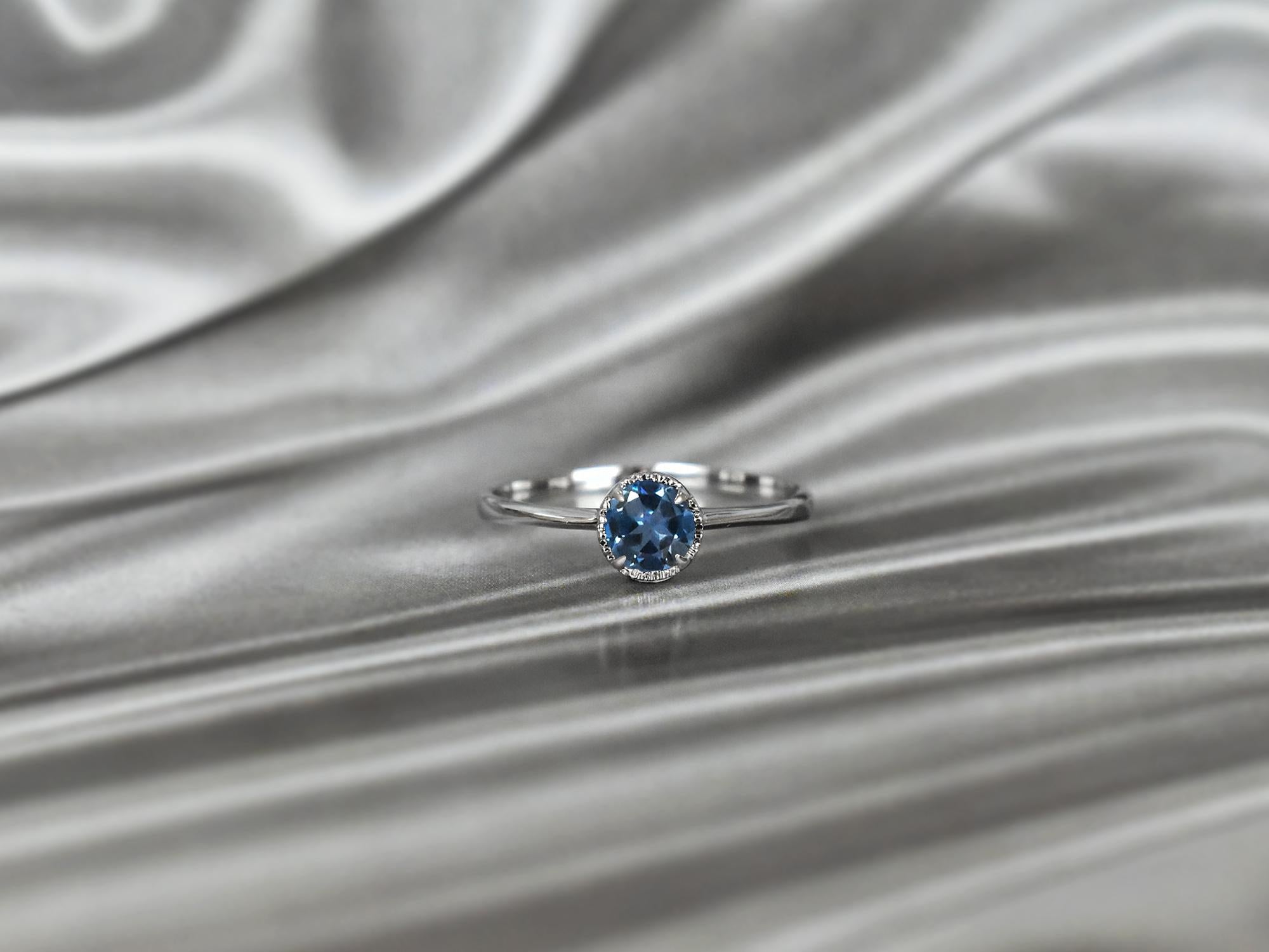 En venta: Anillo de oro de 10 quilates con gema redonda de 5 mm con forma redonda Anillo apilable de gemas  7