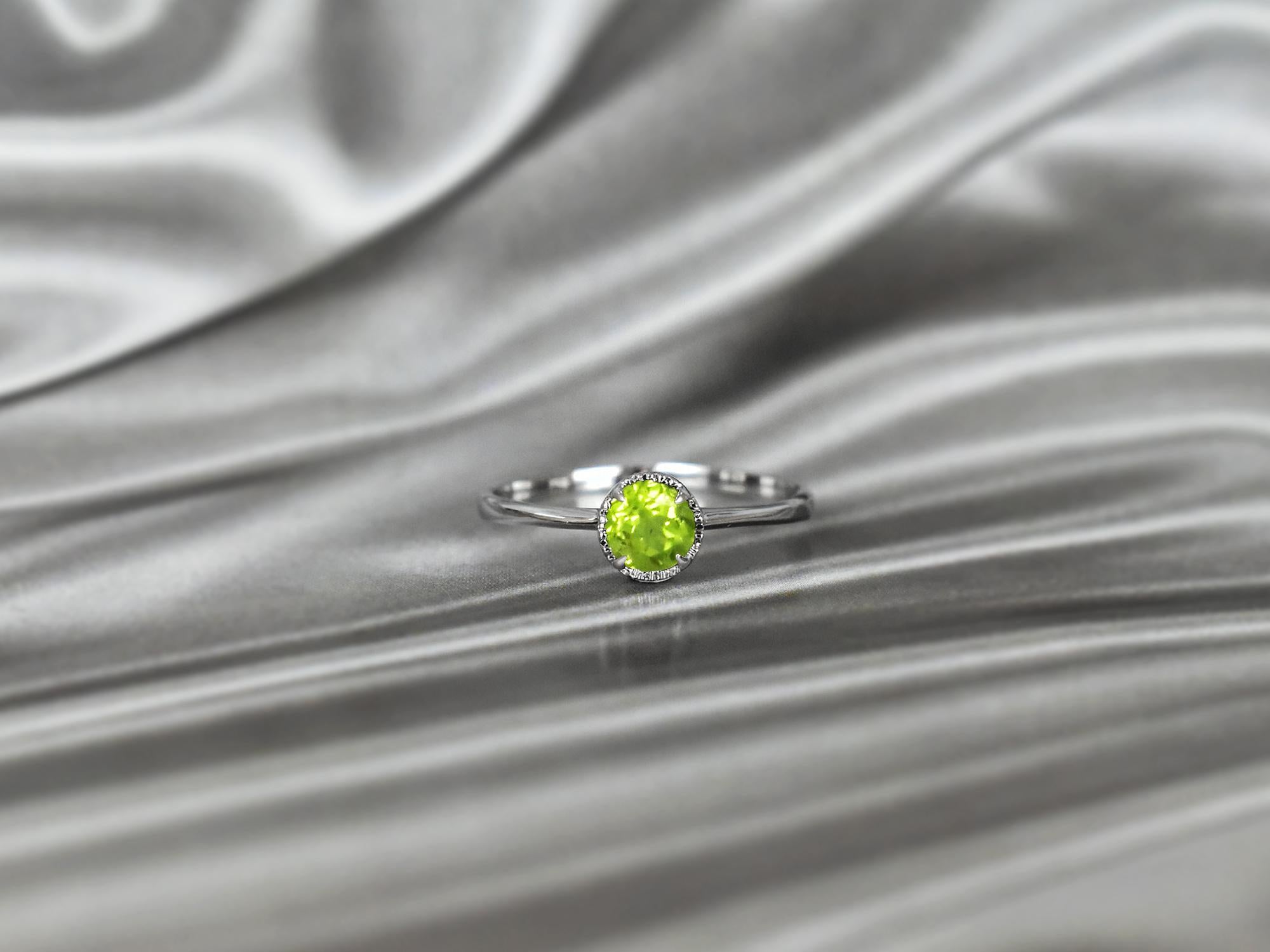 En venta: Anillo de oro de 10 quilates con gema redonda de 5 mm con forma redonda Anillo apilable de gemas  9