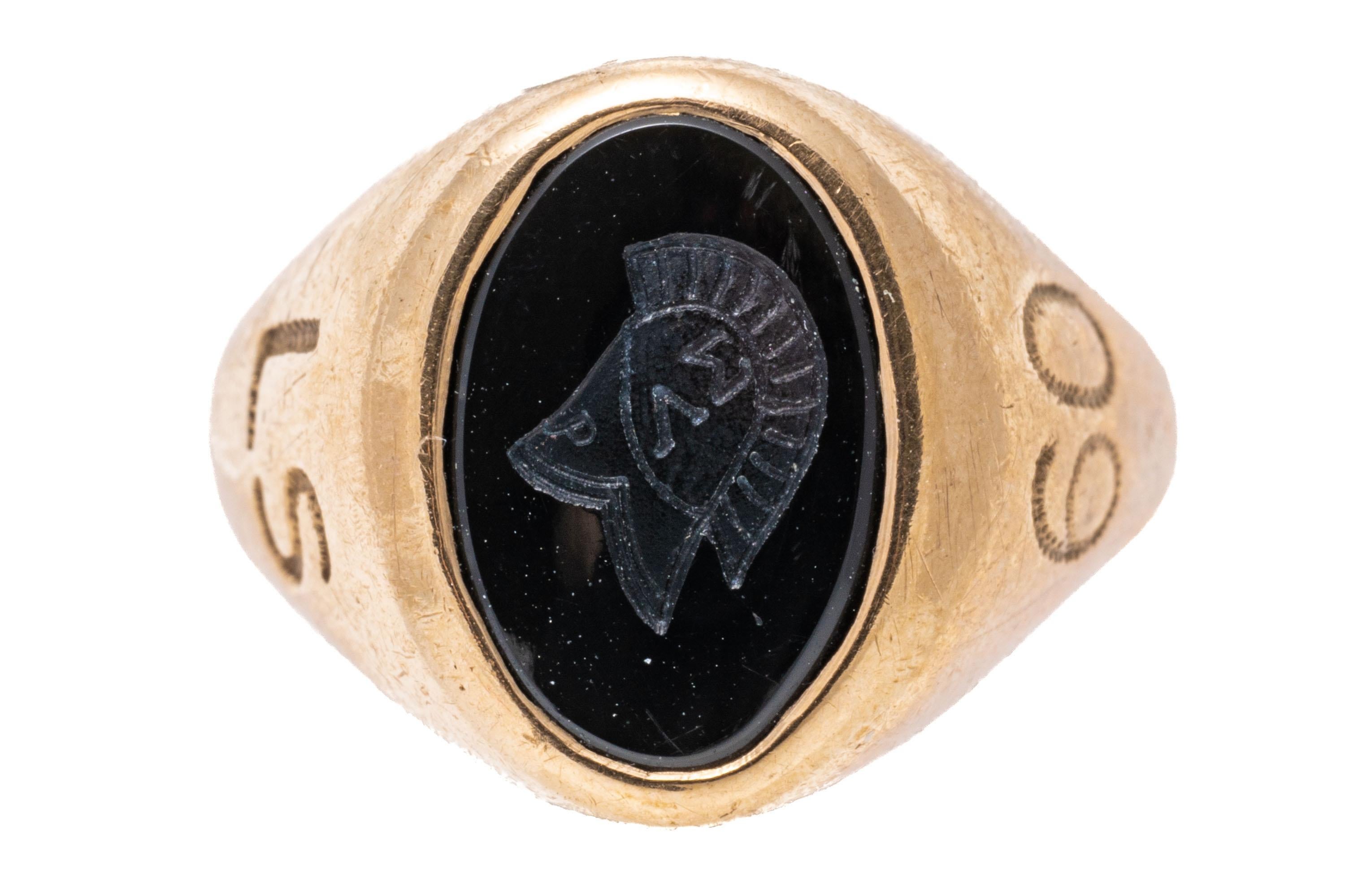 10k Gold Vintage Signet Style Black Onyx Intaglio Ring In Good Condition For Sale In Southport, CT