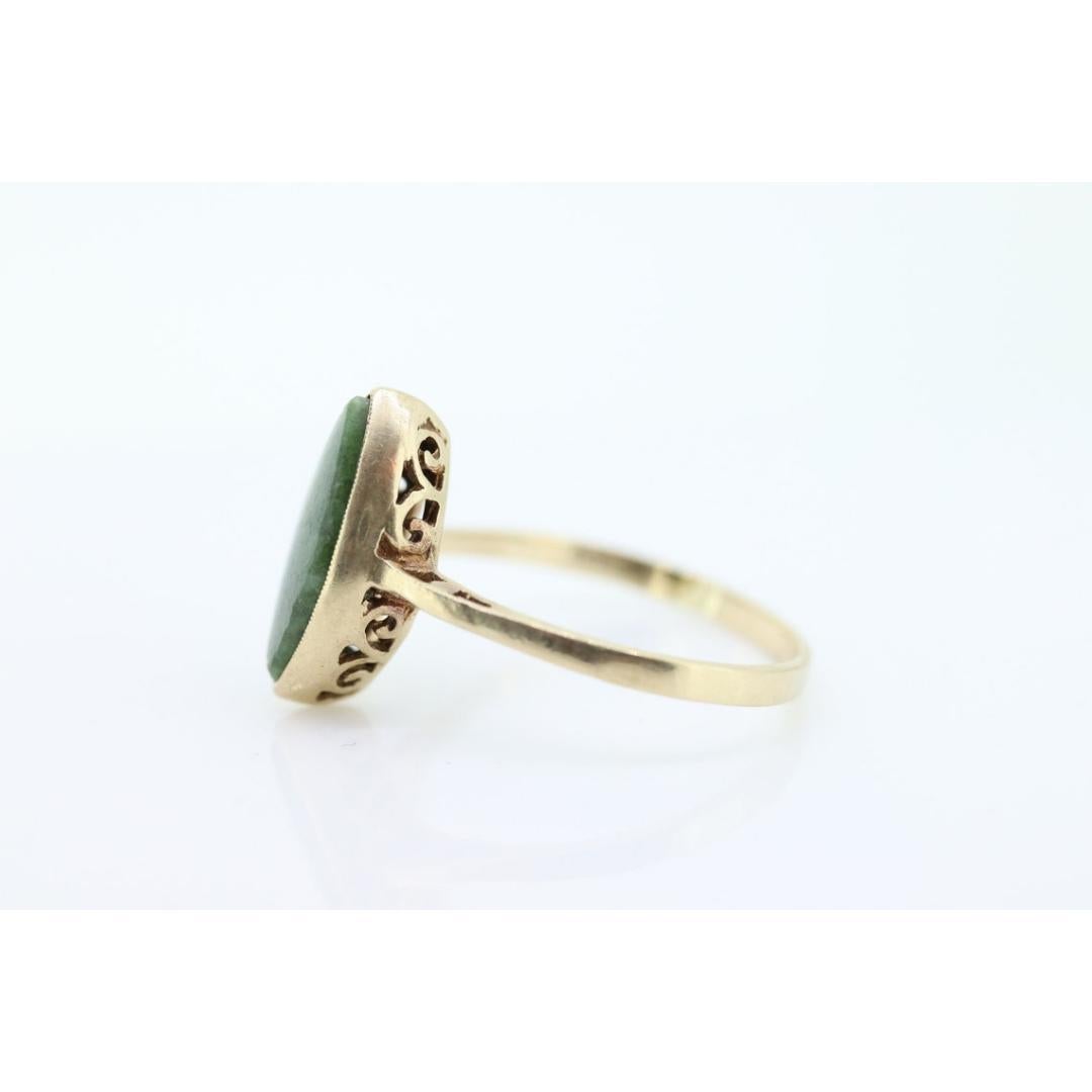 Vintage from the 1990s
Size: 11 US
Materials: Stone
Gemstone: Jade
Gem color: Green

Style: Minimalist

Wonderful Jadeite Ring.

Bezel set.

3.1grams total weight
Marquise Green Jadeite ring
Size 11 (Inquire for resize)
Hallmarked and tested 10k
7mm