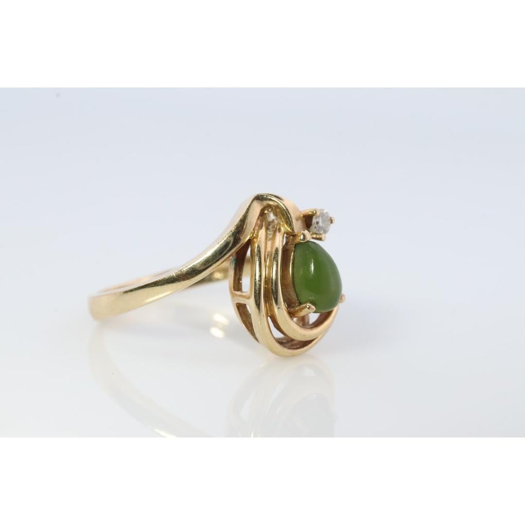 10k Green Apple Jade Jadeite Diamond ring. Pear cut translucent green Jade In Good Condition For Sale In Port Charlotte, FL