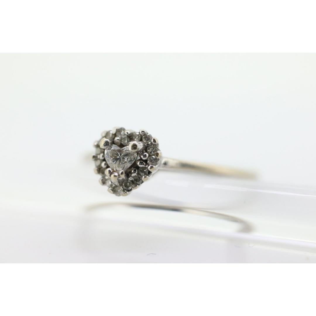 10k Herz Diamantschliff Halo-Ring. 10k Weißgold Herzschliff Diamant-Cluster-Ring. im Angebot 6