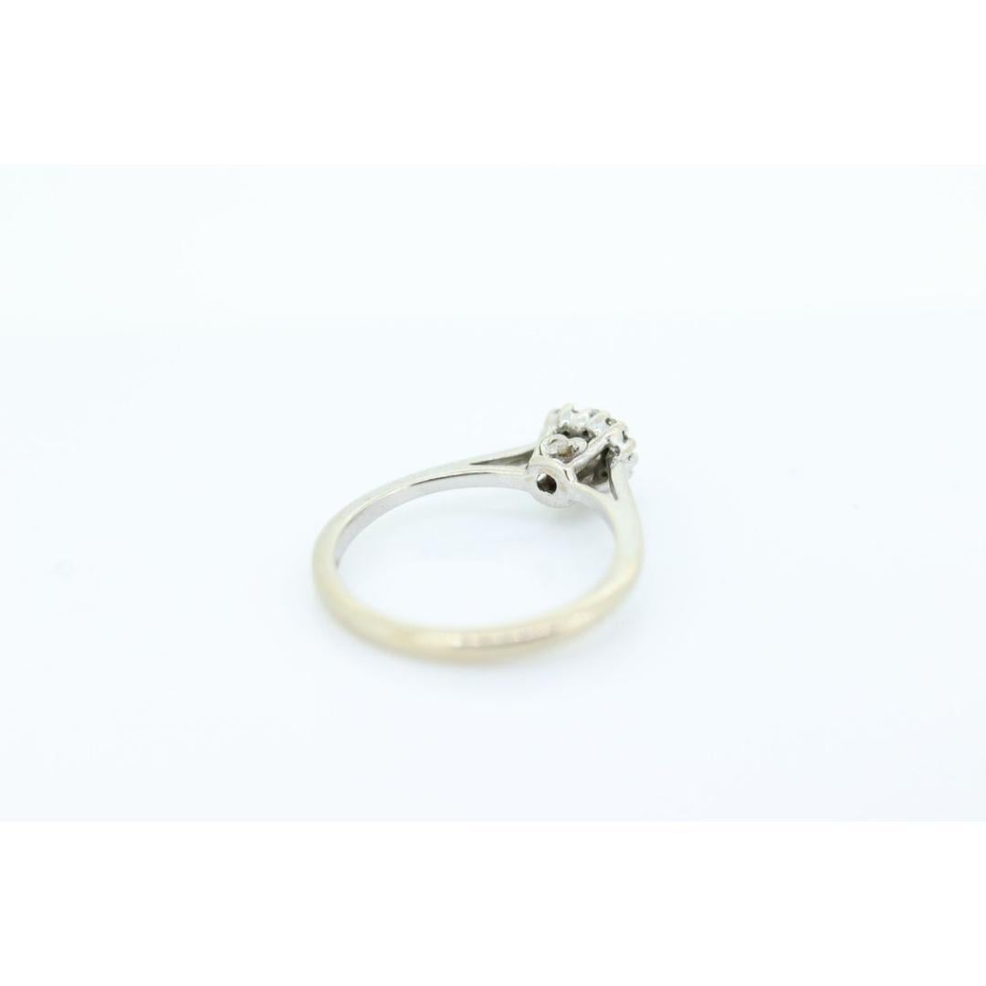 Vintage By
Größe: 5 US
MATERIALIEN: Stein
Edelstein: Diamant
Edelsteinfarbe: Farblos

Stil: Mitte des Jahrhunderts

Sehr einzigartiger Ring. Diamantgeschliffener Herzsolitär mit halogefassten Diamanten. Kleine Diamanten an der Seitenfassung.

3mm