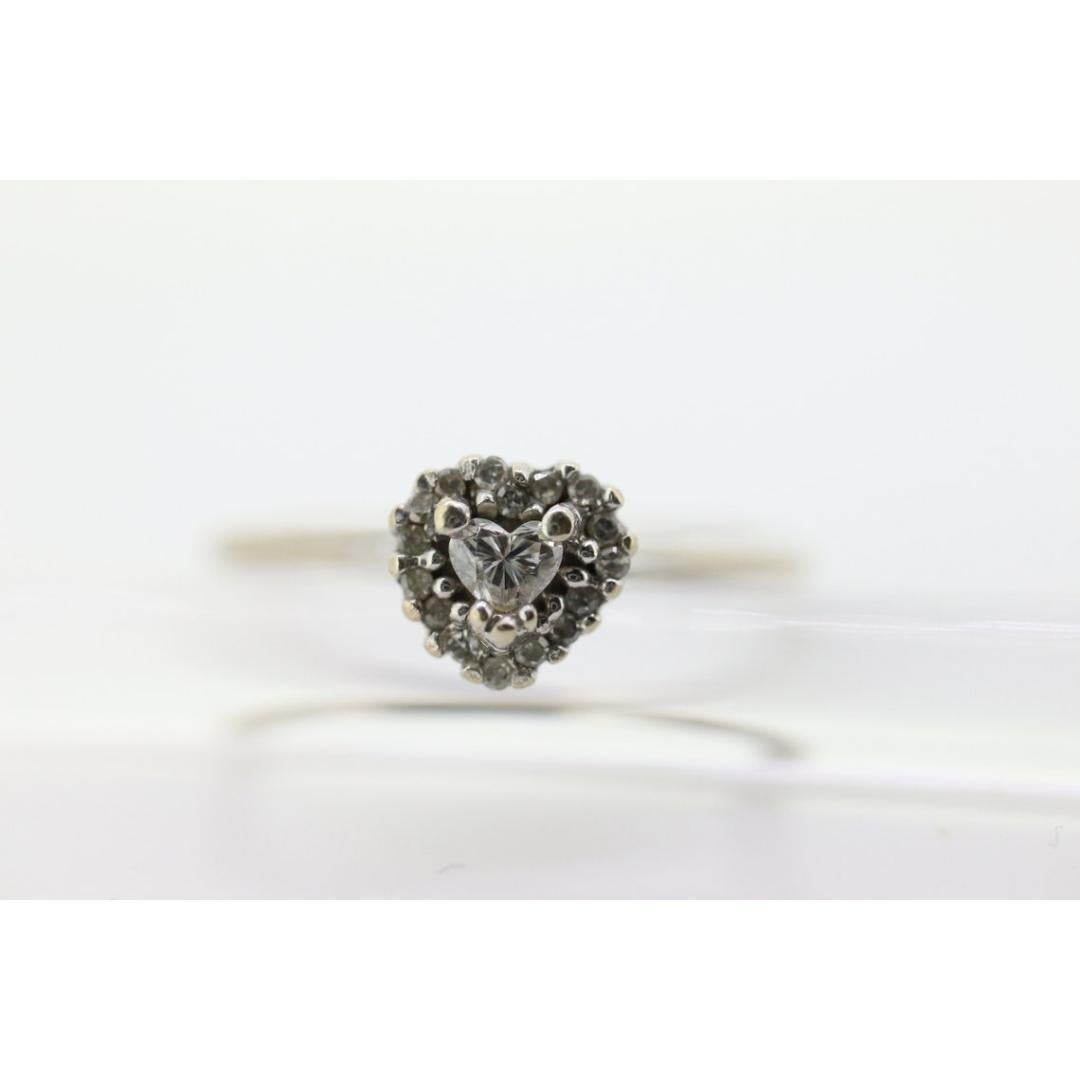 10k Herz Diamantschliff Halo-Ring. 10k Weißgold Herzschliff Diamant-Cluster-Ring. im Angebot 2