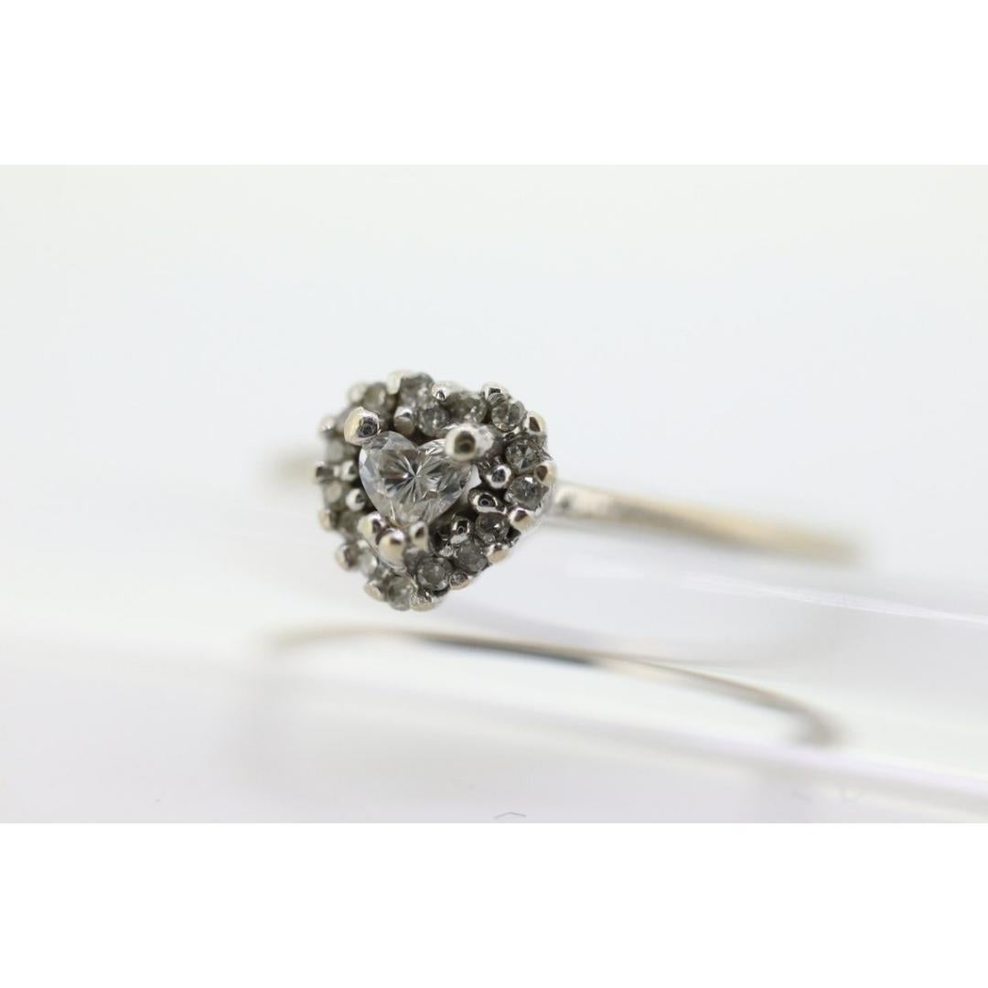 10k Herz Diamantschliff Halo-Ring. 10k Weißgold Herzschliff Diamant-Cluster-Ring. im Angebot 3