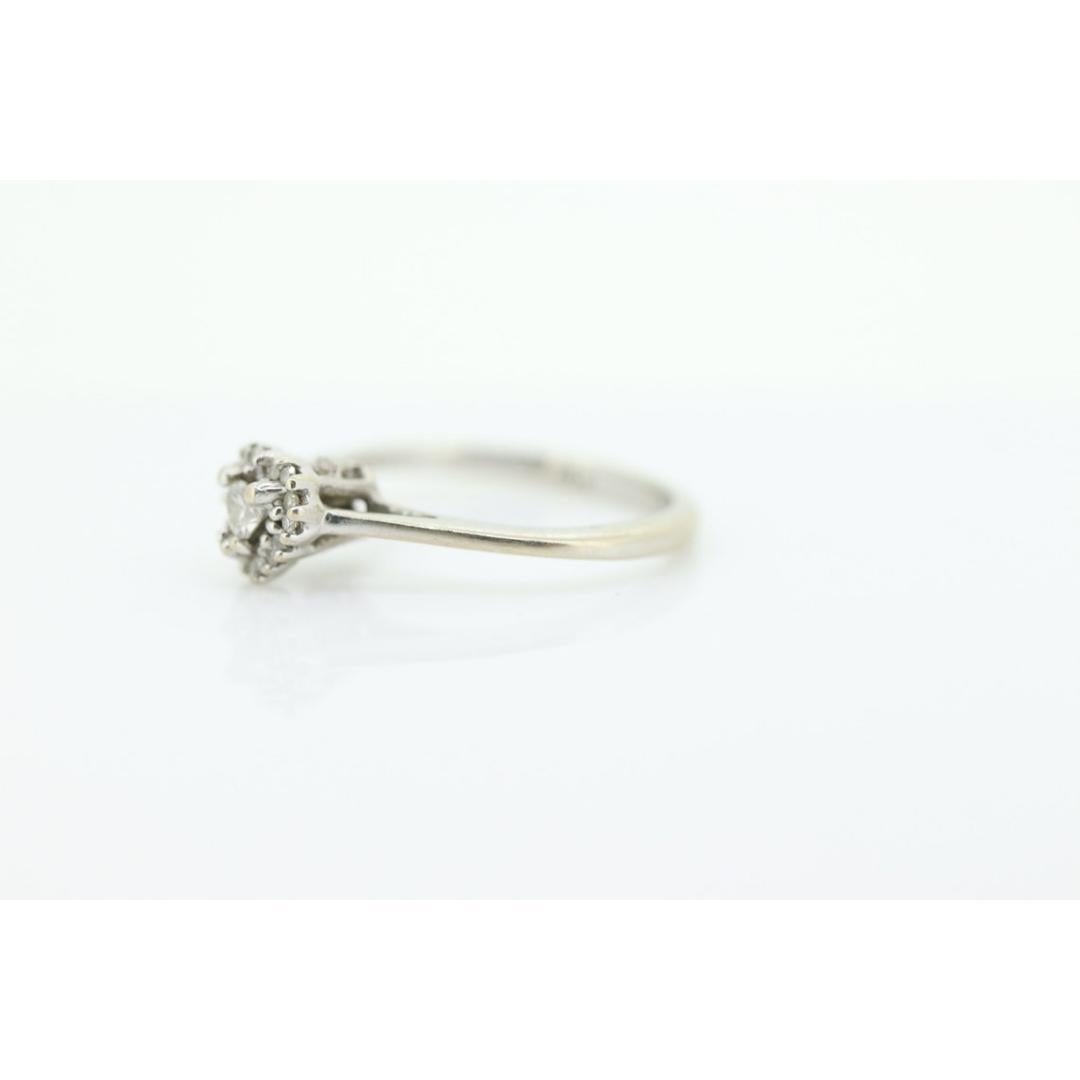 10k Herz Diamantschliff Halo-Ring. 10k Weißgold Herzschliff Diamant-Cluster-Ring. im Angebot 4