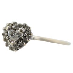 Anillo halo de diamantes talla corazón de 10k. Anillo de oro blanco de 10k con racimo de diamantes talla corazón.