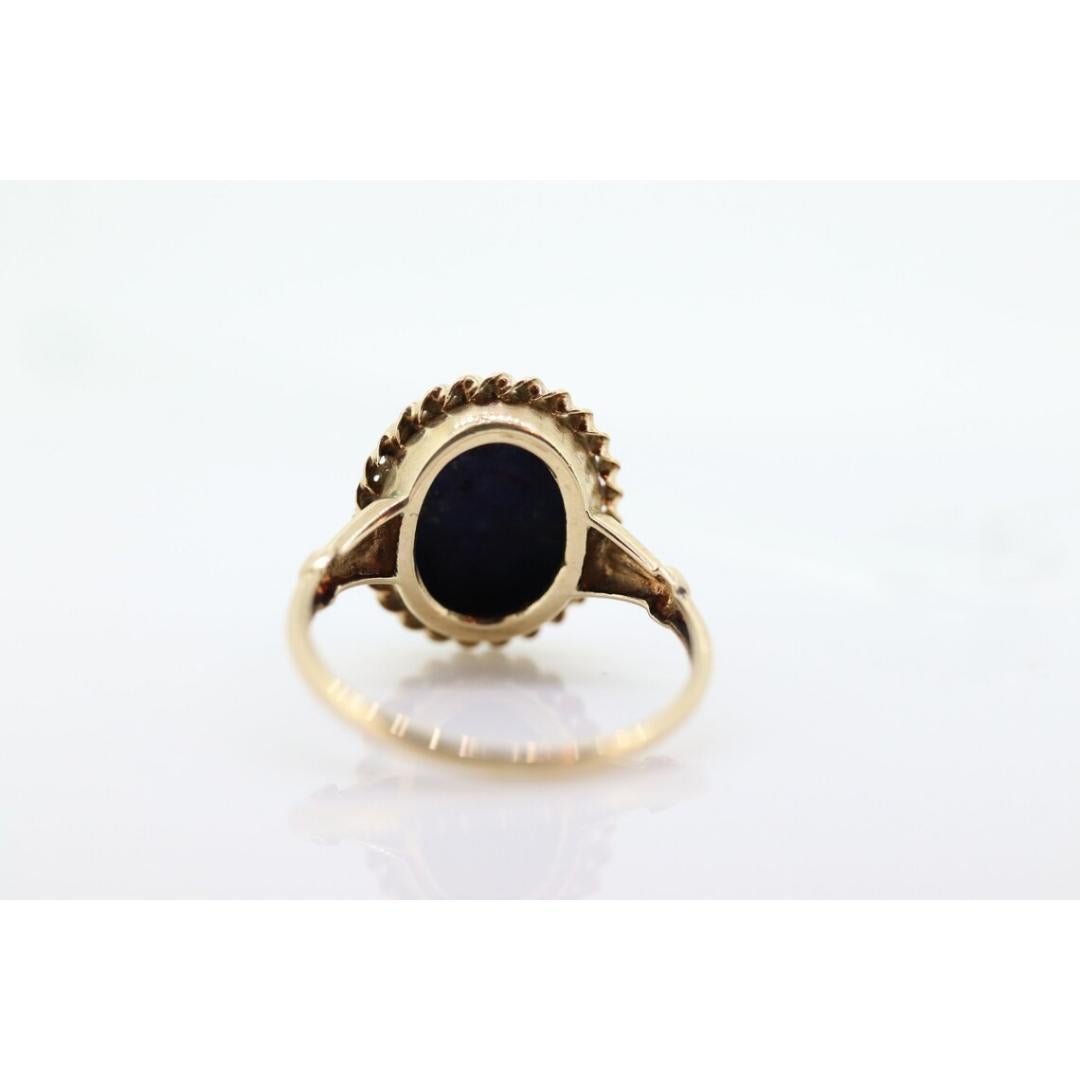 Vintage from the 1950s
Size: 5 1/2 US
Materials: Gold
Gemstone: Diamond
Gem color: Colorless

Band color: Rose gold

10k Rose gold with bezel set Lapis Lazuli Cabochon.
Made by Budlong, Dockert & Armstrong

Condition: Shows little signs of