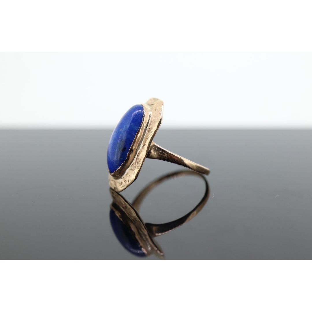 Ring mit 10 Karat Lapislazuli. Ovaler Cabochon-Lapislazuli-Lünette in Lünettenfassung gefasst. einzigartig im Angebot 1