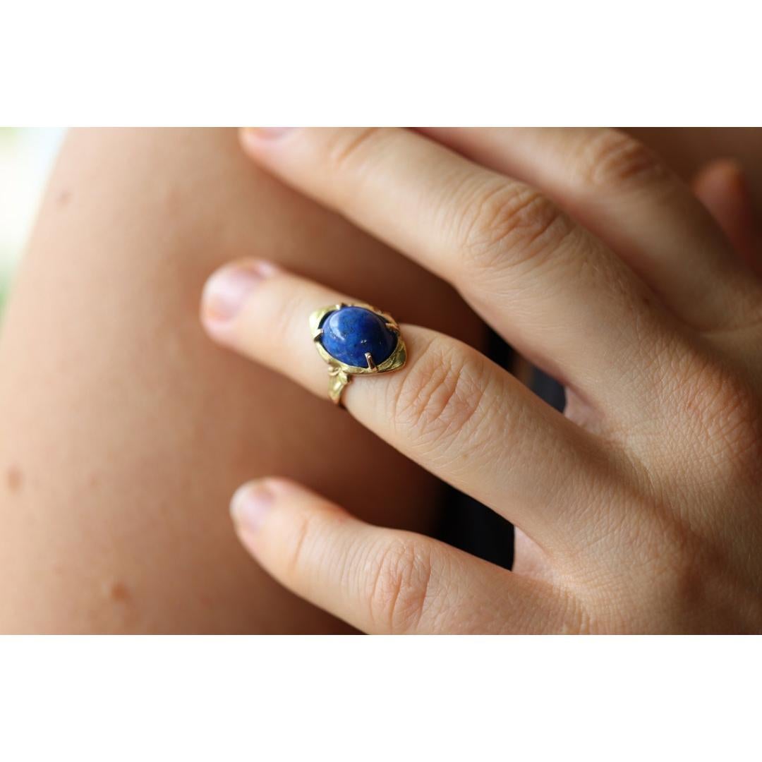 Ring mit 10 Karat Lapislazuli. Ovaler Cabochon-Lapislazuli-Lünette in Lünettenfassung gefasst. einzigartig im Angebot 3