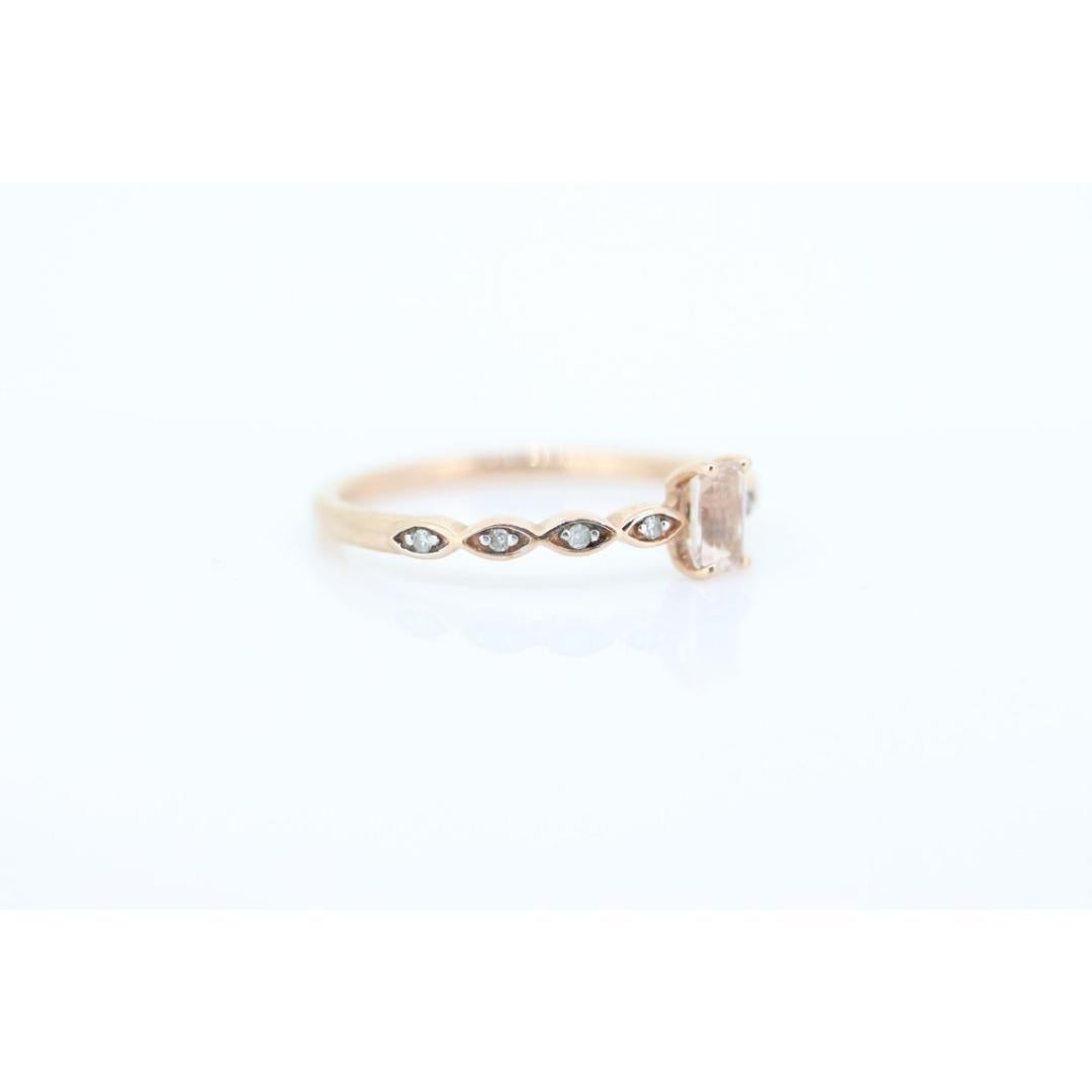 Vintage
Taglia: 8 US
Materiali: Pietra
Pietra preziosa: Morganite

Stile: Metà secolo

Un bellissimo anello. Composto da Morganite Baguette e da un piccolo diamante.

Condit: Non presenta segni di utilizzo.

Dettagli:
Diamanti da 1 mm
Morganite