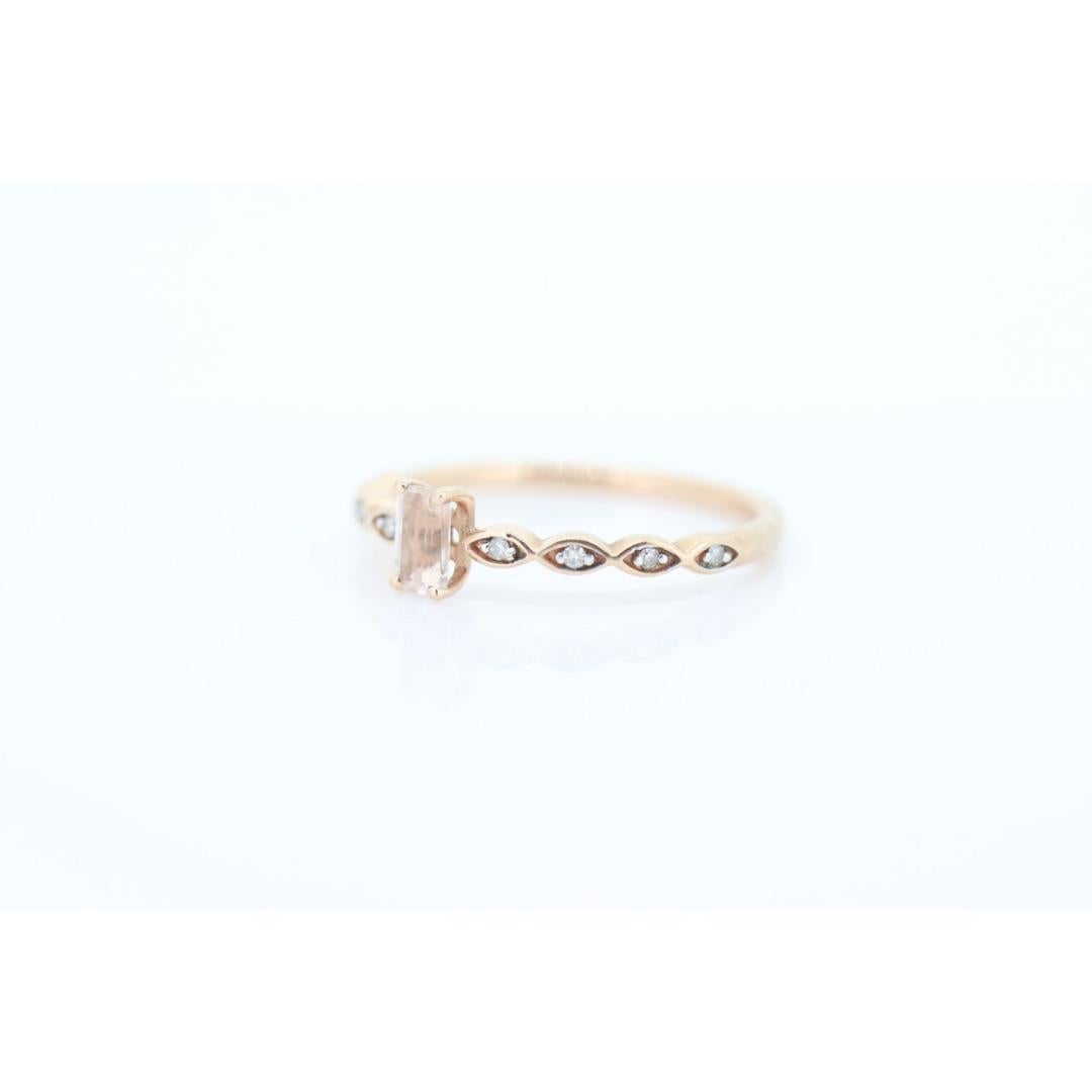 Anello con morganite e diamanti a 10k. Promessa in oro rosa Baguette Morganite e diamante In condizioni buone in vendita a Port Charlotte, FL