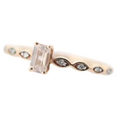 Anillo de Morganita y Diamantes de 10k. Promesa de Oro Rosa Baguette Morganita y Diamante