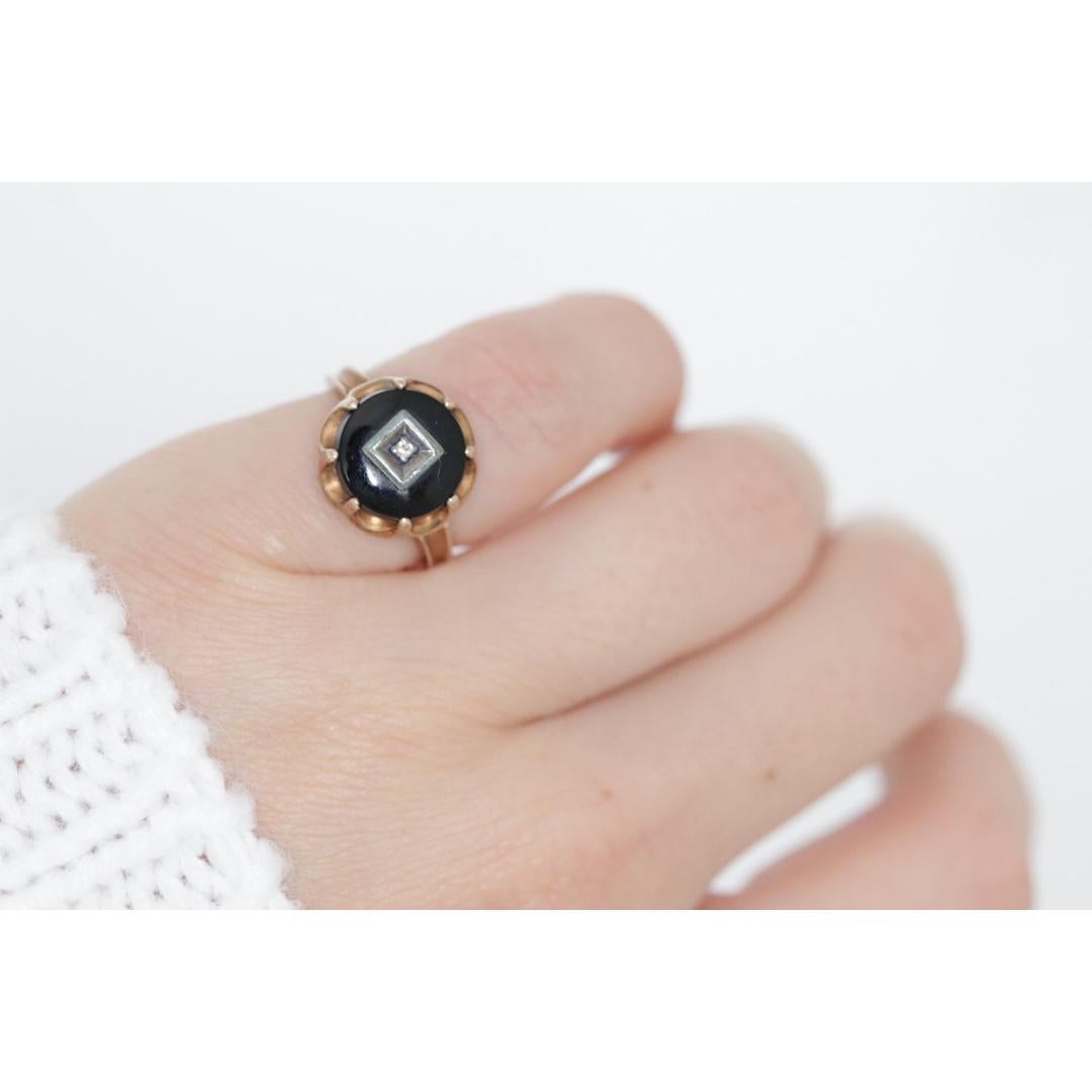 Anello con onice e diamante 10k. Anello con diamante e onice rotondo in oro rosa 10k. Vintage By In condizioni buone in vendita a Port Charlotte, FL