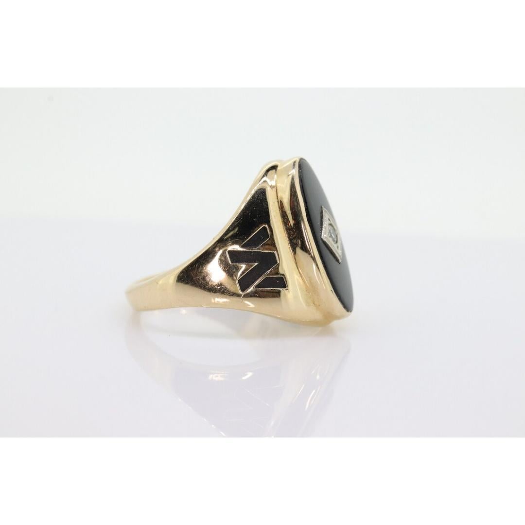 10k ONYX and diamond ring. Onyx and diamond yellow gold W 30 Year Anniversary For Sale 3