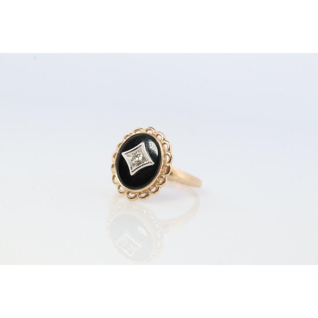 Vintage from the 1950s
Size: 4 1/2 US
Materials: Gold
Gemstone: Onyx
Gem color: Black

Band color: Gold

This is a super unique ring. Excellent Pinkie ring. Onyx stone with a diamond center set.

Condition: Shows minimal signs of wear. Has not been