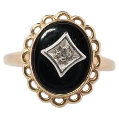 Anello con ONYX e diamanti da 10k. Anello ovale con castone in onice vittoriano incastonato.