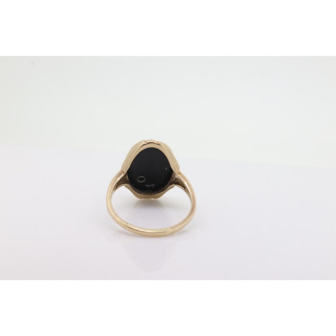Vintage from the 1950s
Size: 10 3/4 US
Materials: Gold
Gemstone: Onyx
Gem color: Black

Band color: Gold

This is a super unique ring. Excellent ring. Onyx stone with a diamond set in a shooting star setting

Condition: Shows minimal signs of