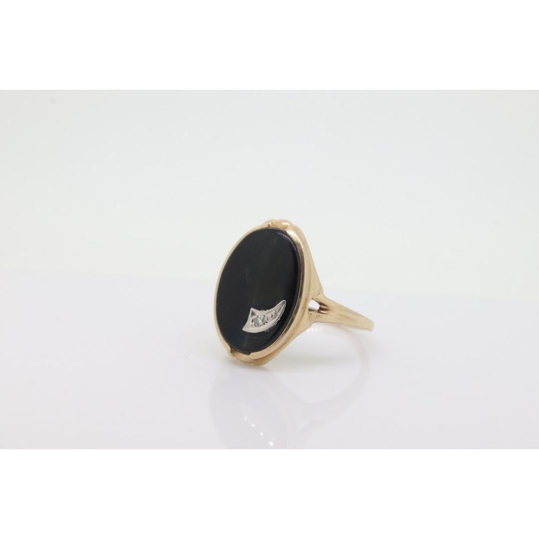 10k ONYX and diamond ring. Shooting Star Onyx ring. Oval Large Onyx bezel set In Good Condition For Sale In Port Charlotte, FL