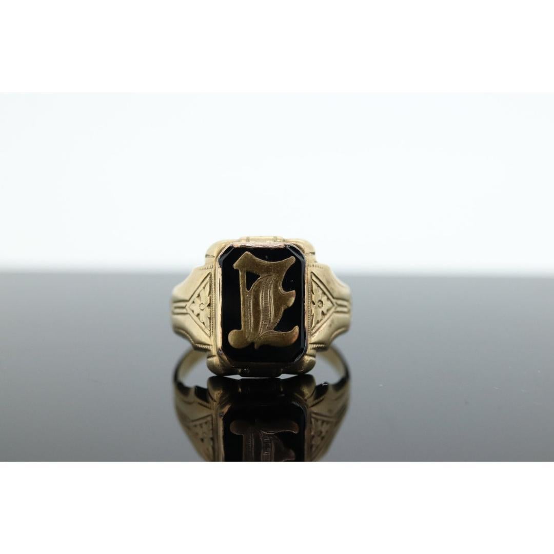 Vintage degli anni '50
Taglia: 12 US
Materiali: Oro
Pietra preziosa: Onice
Colore della gemma: Nero

Colore della banda: Oro


Questo è un anello super unico. Anello eccellente. Pietra d'onice con lettera L o E.


Condit: Presenta alcuni segni di