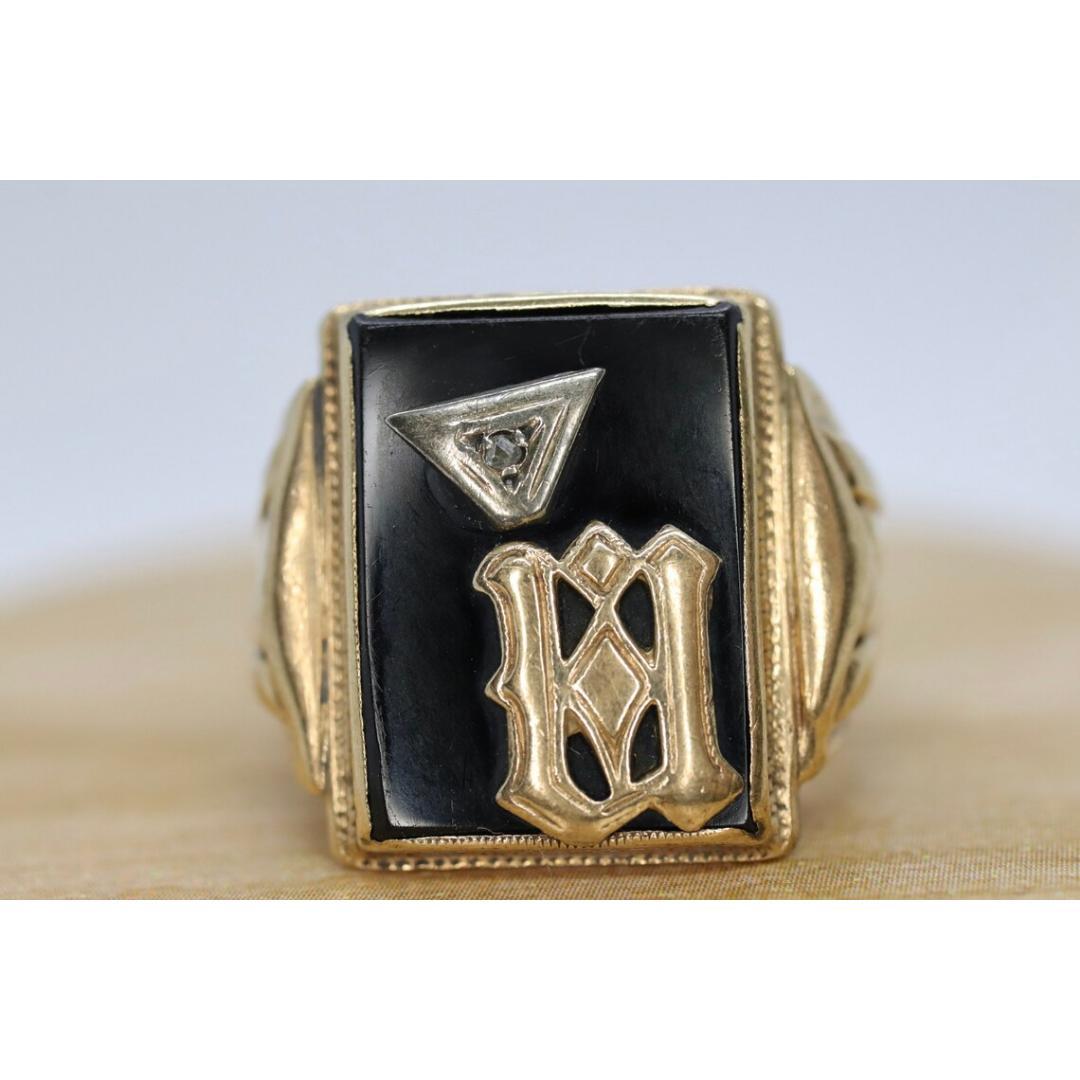 Vintage By aus den 1950er Jahren
Größe: 7 US
MATERIALIEN: Gold
Edelstein: Onyx
Farbe des Edelsteins: Schwarz

Bandfarbe: Gold

Über diesen Artikel

Dies ist ein einzigartiger Ring. Ausgezeichneter Pinkie-Ring. Onyxstein mit Buchstaben M, N oder W