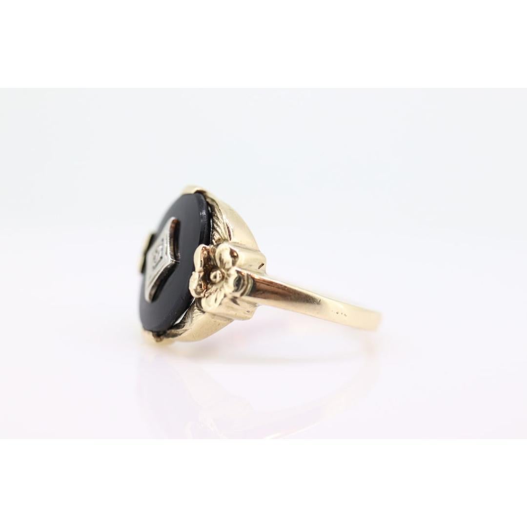 10k Onyx Oval and diamond ring. 10k gold onyx ring. Vintage Mourning Ring. In Good Condition For Sale In Port Charlotte, FL