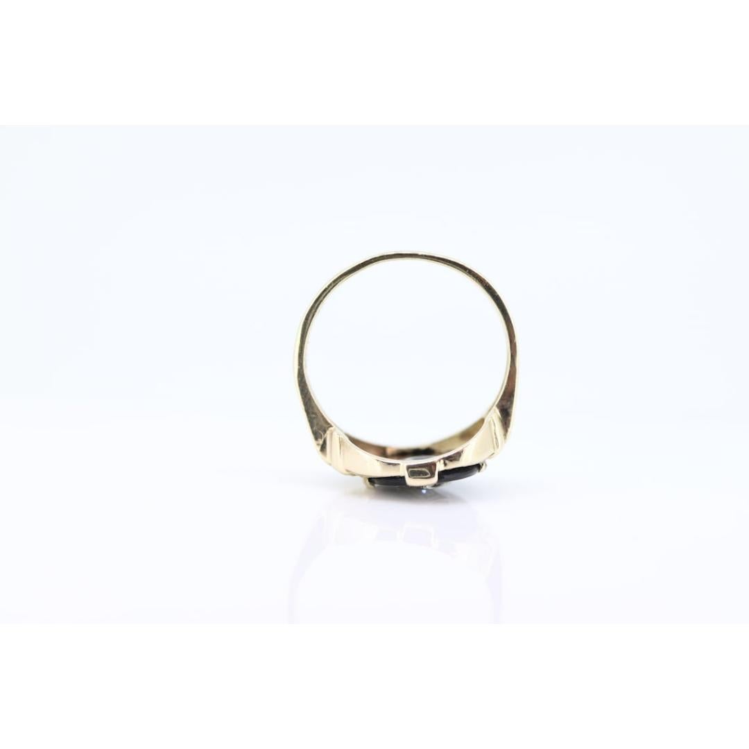 Women's 10k Onyx Oval and diamond ring. 10k gold onyx ring. Vintage Mourning Ring. For Sale
