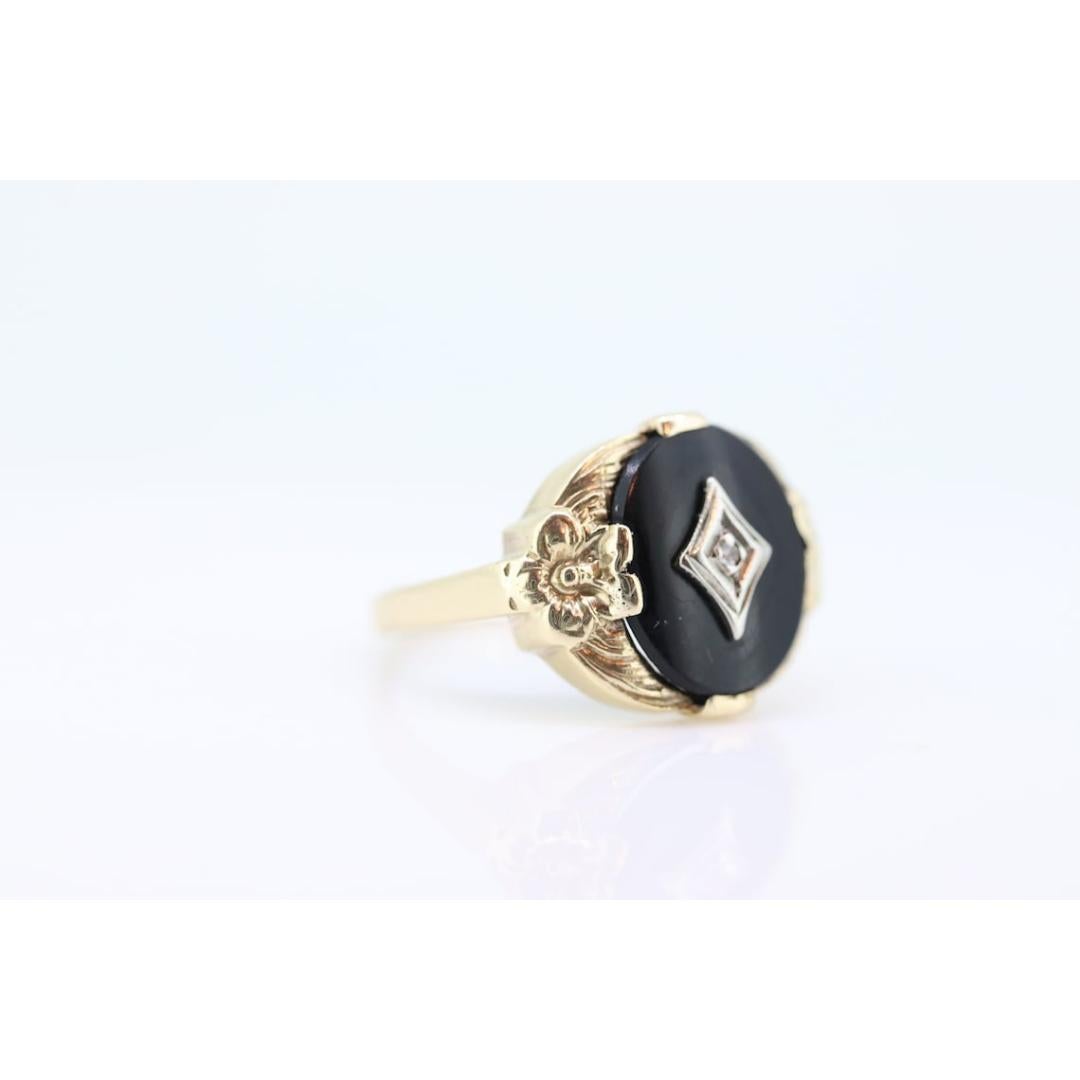 10k Onyx Oval and diamond ring. 10k gold onyx ring. Vintage Mourning Ring. For Sale 2