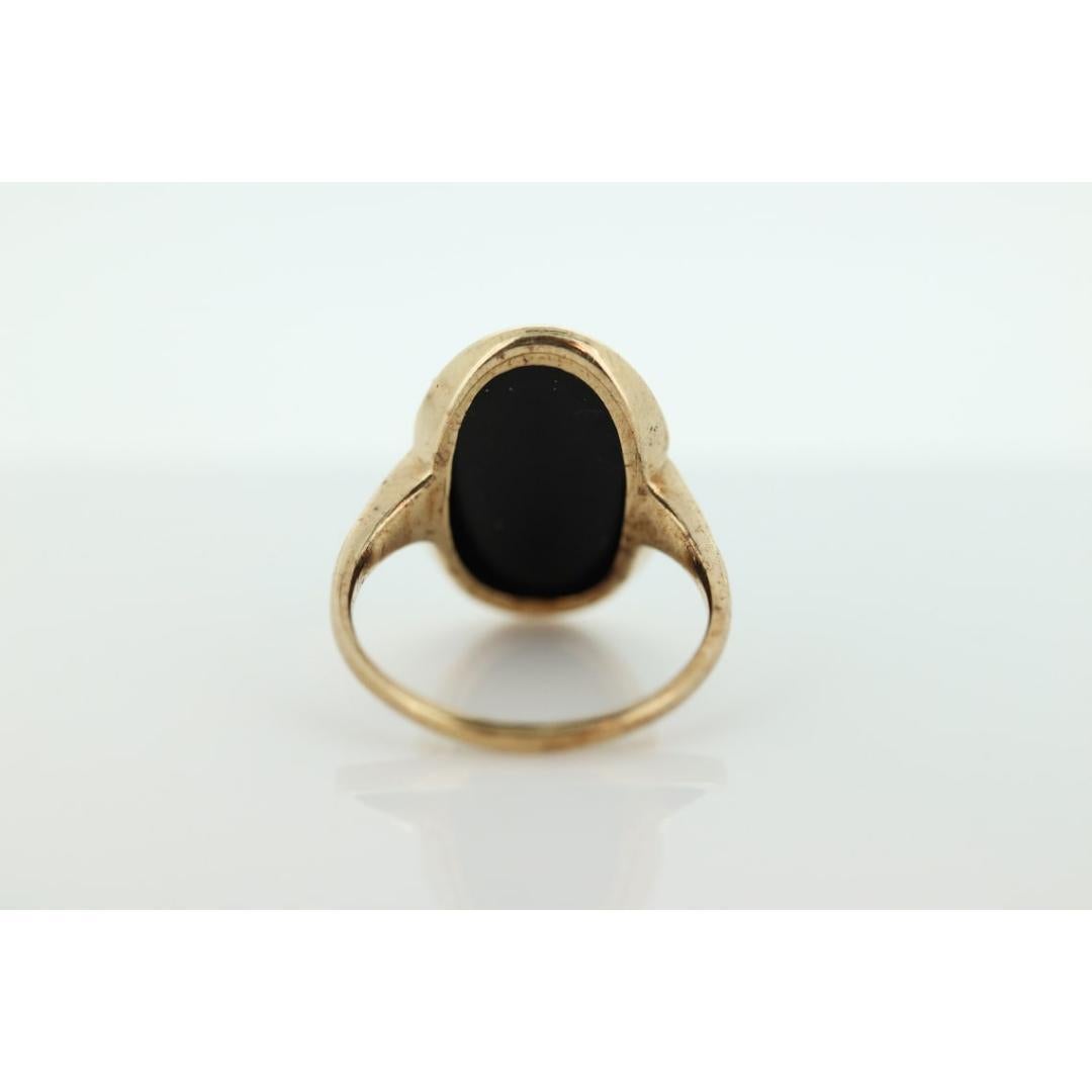Vintage degli anni '30
Taglia: 5 US
Materiali: Oro
Pietra preziosa: Onice
Colore della gemma: Nero

Colore della banda: Oro

Questo è un anello super unico. Funziona benissimo sia per le donne che per gli uomini. Eccellente anello Pinkie. Lunetta in
