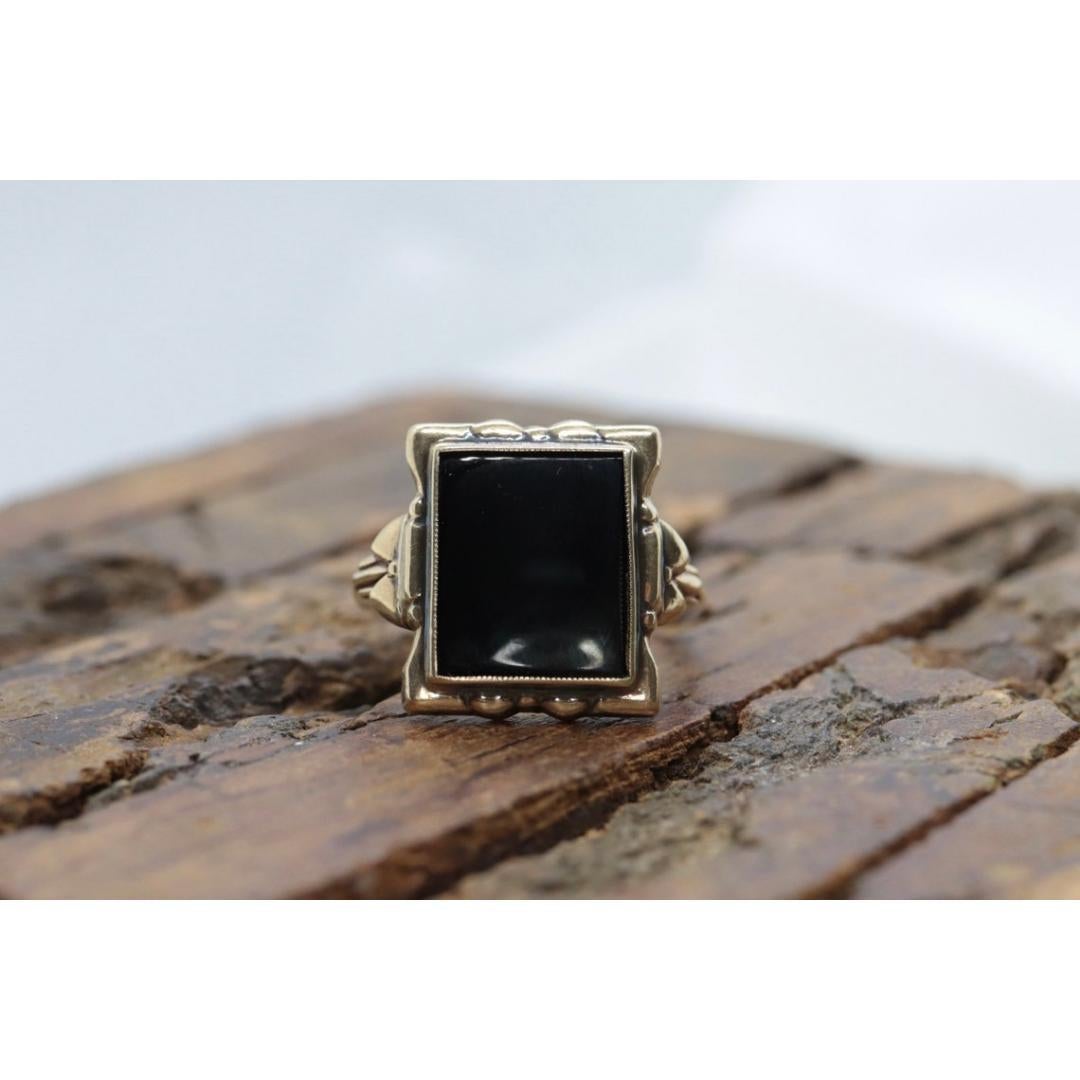 Vintage By aus den 1950er Jahren
Größe: 6 1/4 US
MATERIALIEN: Gold
Edelstein: Onyx
Farbe des Edelsteins: Schwarz

Bandfarbe: Gold

Über diesen Artikel

Dies ist ein einzigartiger Ring. Es eignet sich für Frauen und Männer gleichermaßen.