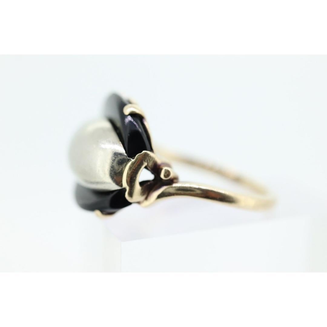 Vintage from the 1960s
Size: 6 1/2 US
Materials: Gold
Gemstone: Onyx
Gem Color: Black

Band color: Gold

This is a super unique ring. Excellent Pinkie ring. Modern slim design with Onyx freeform and Sterling Silver Center Dome insert.

Condition: