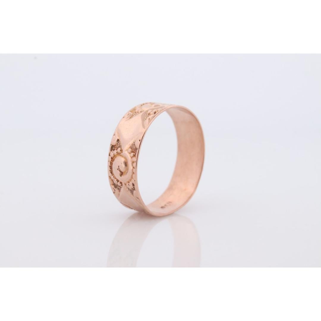 Vintage from the 1920s
Size: 8 1/2 US
Materials: Gold
Band color: Gold

Style: Art deco

Super unique vintage ring.

10k Rose Gold Embossed Patterned design

Made by Ostby Barton

Condition: Some wear from age. Ring has not been