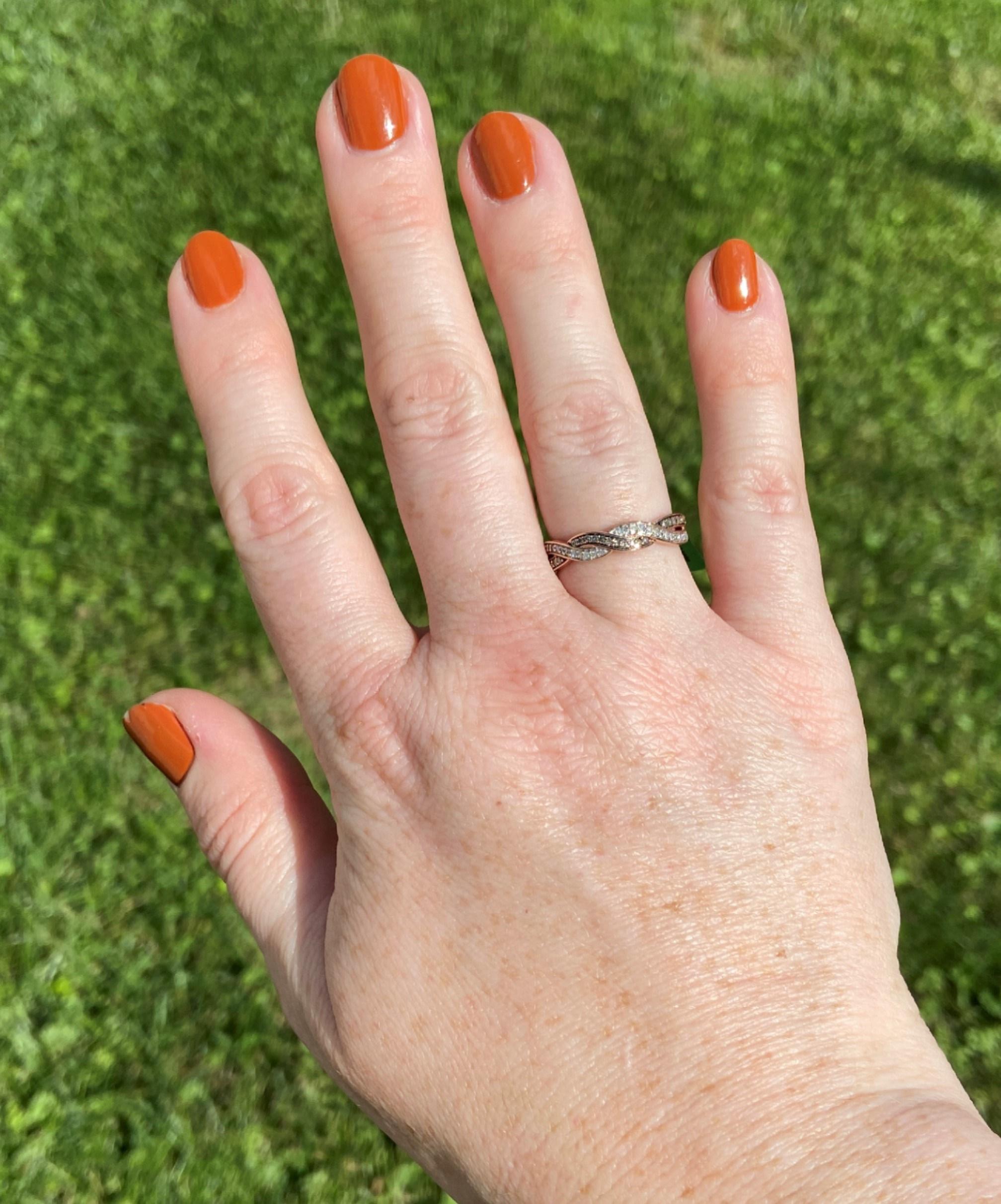 Wenn Sie den perfekten neutralen Ring für den Alltag suchen, ist dies der richtige Ring. Roségold schmeichelt jedem Hautton, und in Verbindung mit den schokoladenfarbenen und weißen Diamanten ist es in Ihrer Schmuckgarderobe äußerst vielseitig. Die