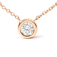 Collier pendentif solitaire moderne serti clos en or rose 10 carats et diamants 1/10 carat