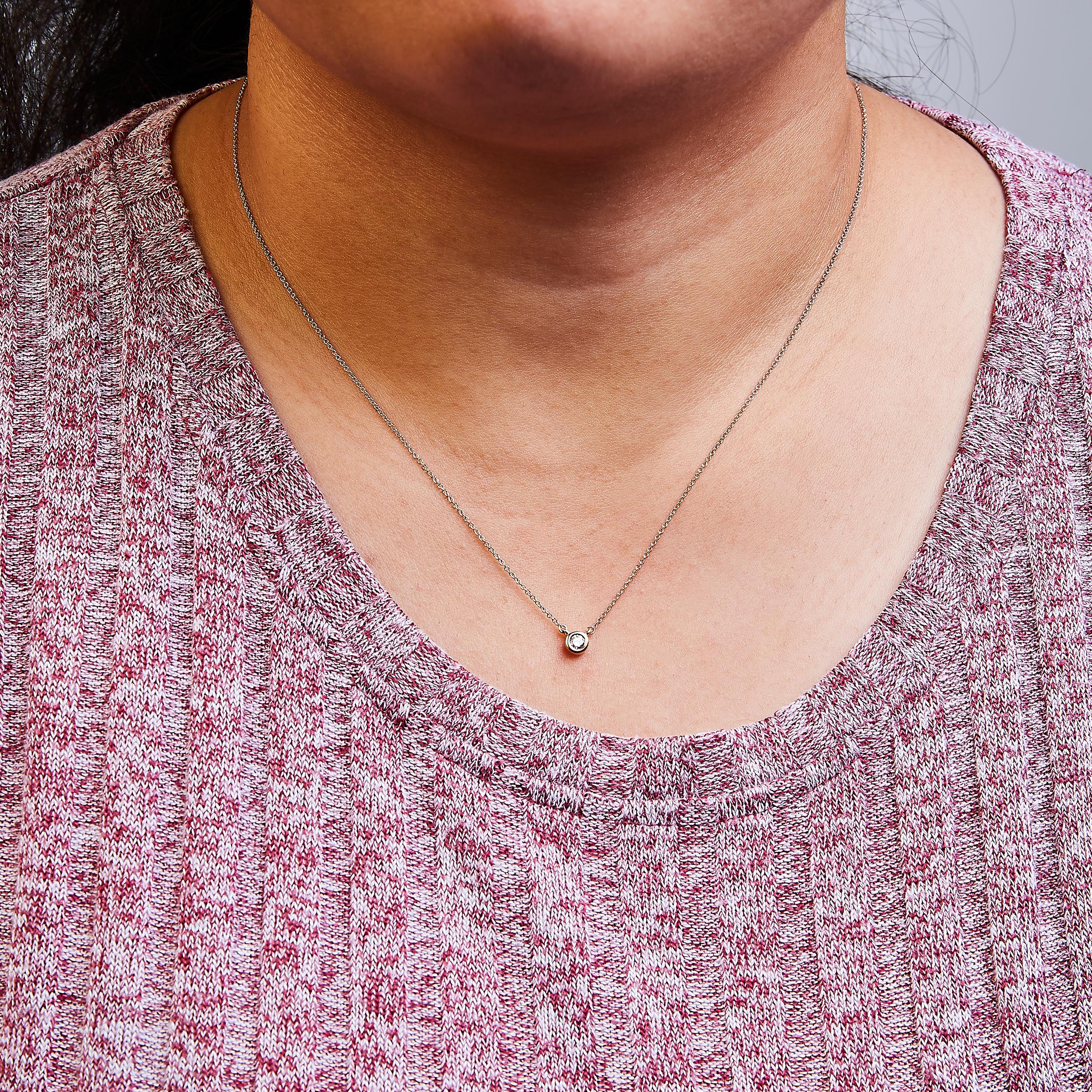 Collana con ciondolo solitario con castone moderno e diamante da 1/10 di carato in oro rosa 10K In condizioni Nuovo in vendita a New York, NY