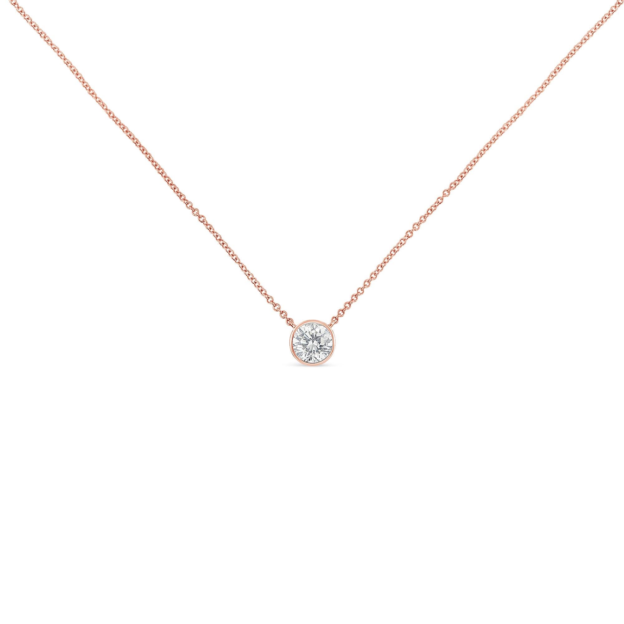 Certaines choses ne doivent pas être réinventées, c'est pourquoi nous avons créé le collier solitaire en diamant. C'est le moyen idéal de souligner chaque grande occasion, chaque transition et chaque réussite personnelle dans votre vie. Ce collier à