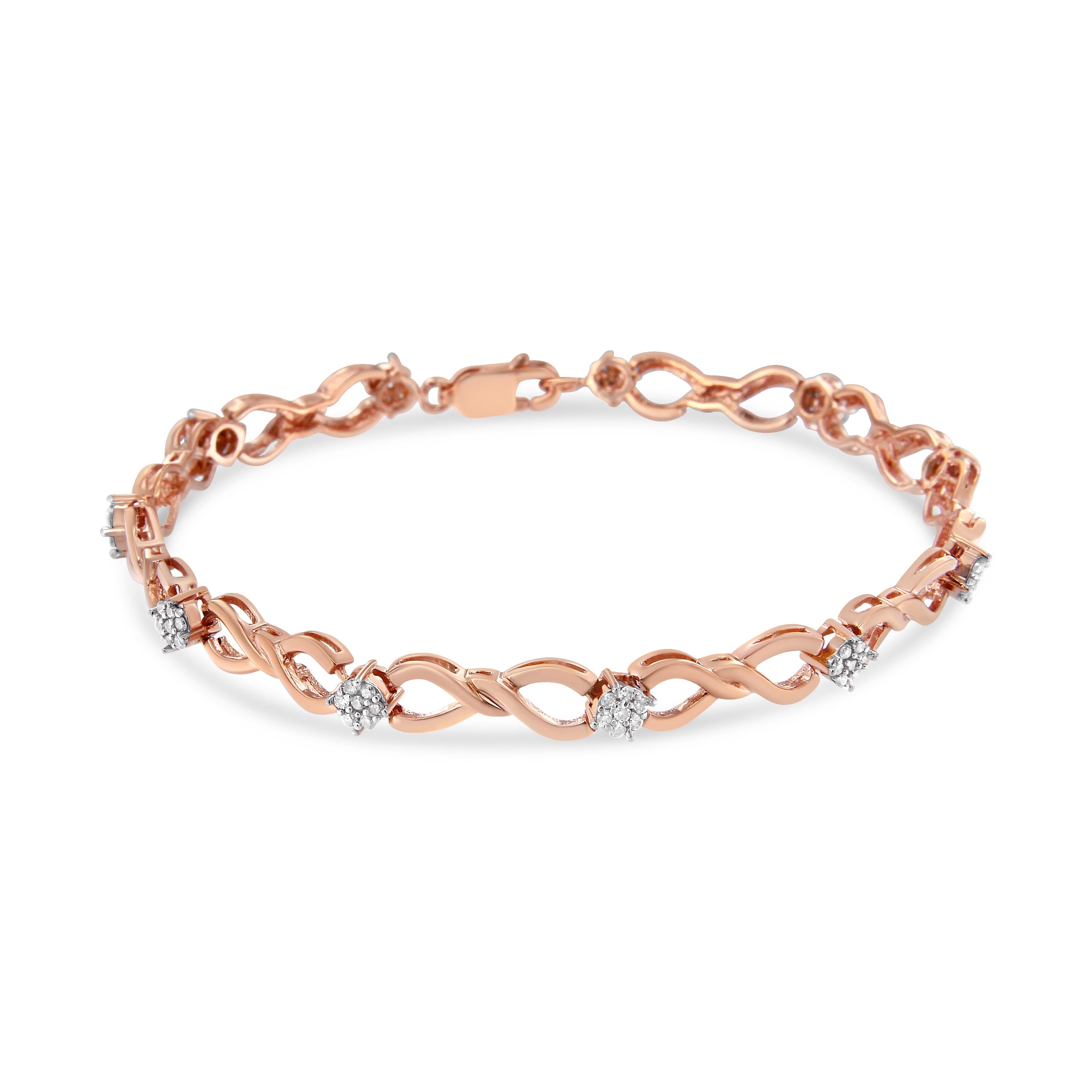 Donnez du charme à votre look en portant ce magnifique bracelet de tennis. Fabriqué en or rose pur, ce bracelet présente des rubans entrelacés, ponctués de grappes de diamants étincelants, ornés de diamants ronds étincelants. Ce superbe bijou