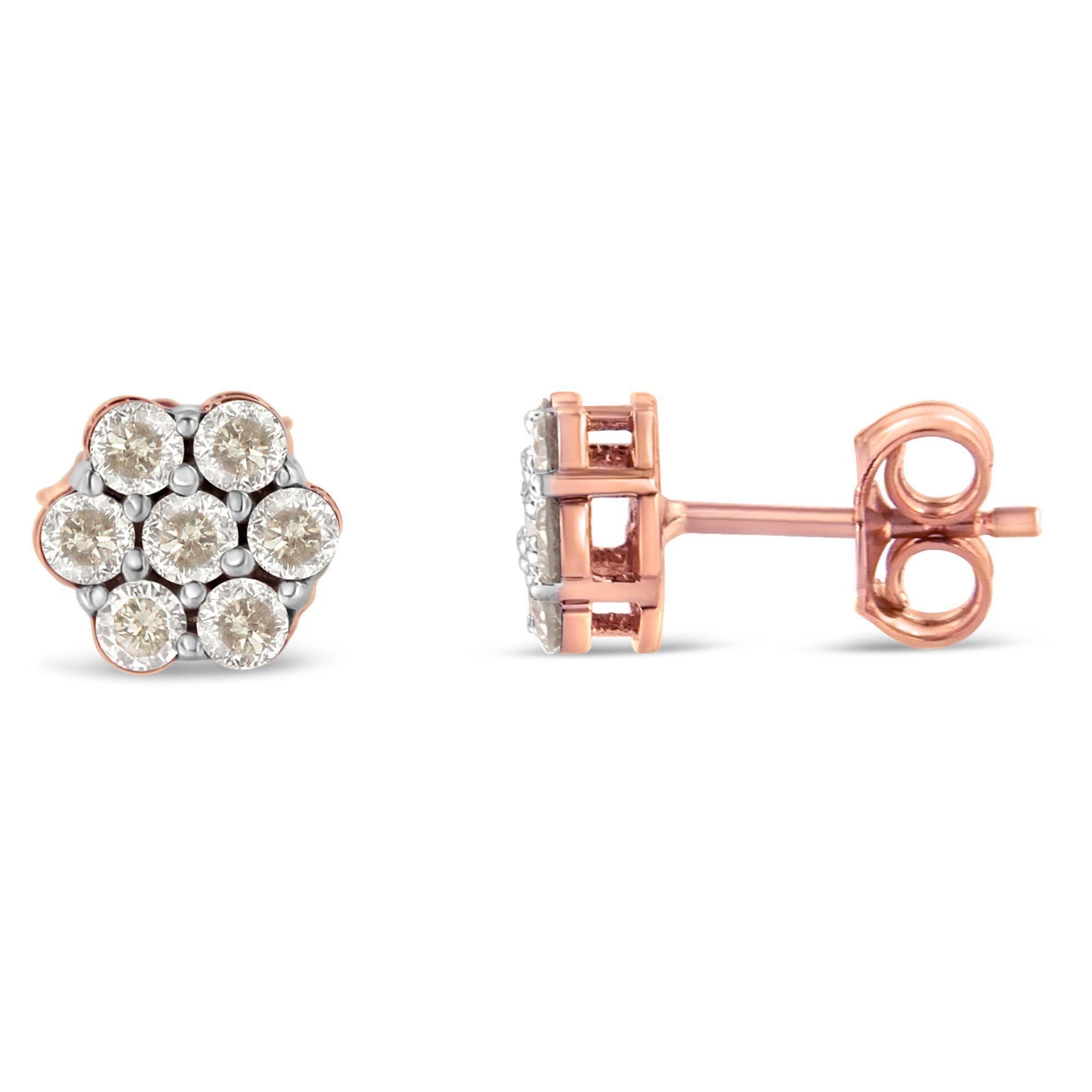 Aggiungi alla tua collezione questo raffinato e delicato paio di orecchini a perno floreali. Questa coppia presenta un'incredibile combinazione di 14 diamanti e oro rosa a 10 carati. Ogni diamante di taglio rotondo è racchiuso in un'incastonatura a