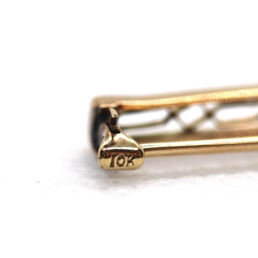 Vintage degli anni '40
Materiali: Pietra
Pietra preziosa: Diamante
Stile: Art déco

Lunghezza: 52 millimetri; Larghezza: 4 millimetri

Una spilla a barra in filigrana. Possibilmente di età compresa tra gli anni '30 e '40. Bellissimo design in