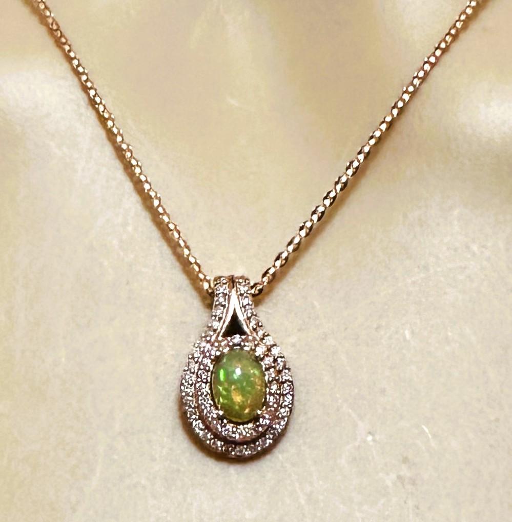 10k Rose Gold .70 Carat Opal & .20 Carat Diamond Pendant On 14k Italian Chain (Ovalschliff) im Angebot