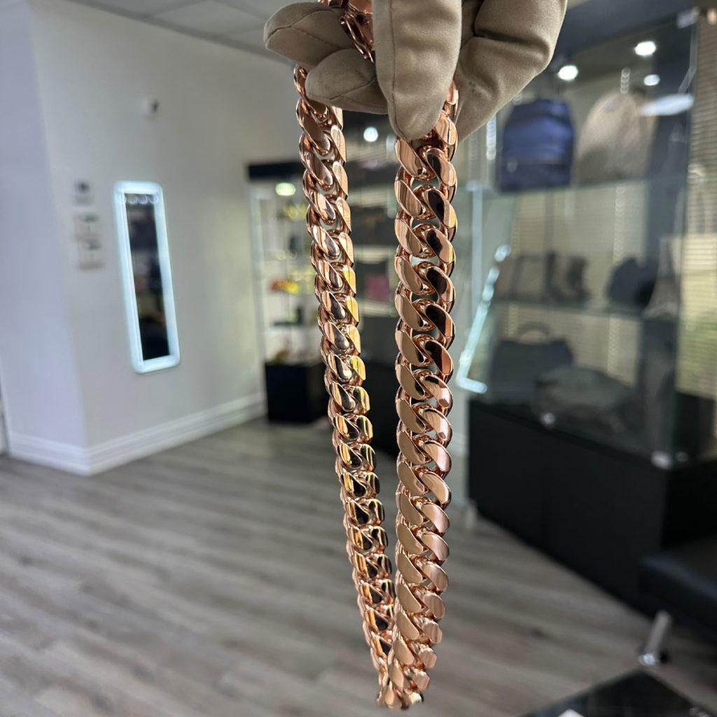 Stil - Kubanische Gliederkette
Metall - 10k Rose Gold
Gewicht - 535,39 Gramm
Kettenlänge - 22″