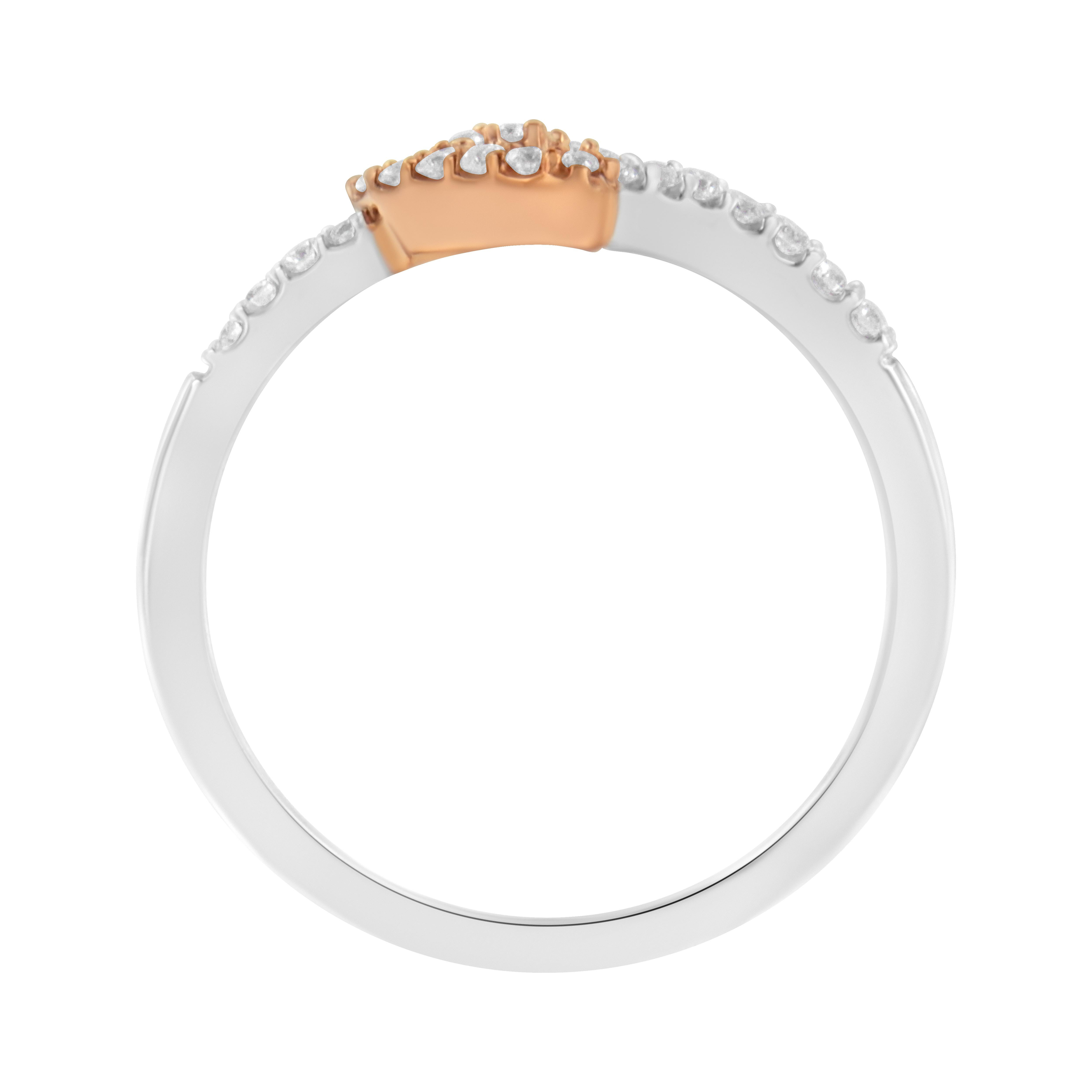 Faites-vous remarquer avec cette éblouissante bague en forme de cœur à deux tons. Elégante et intemporelle, cette bague de cocktail présente un anneau évasé et plat en argent sterling .925 qui abrite un cœur ouvert en argent sterling recouvert d'or