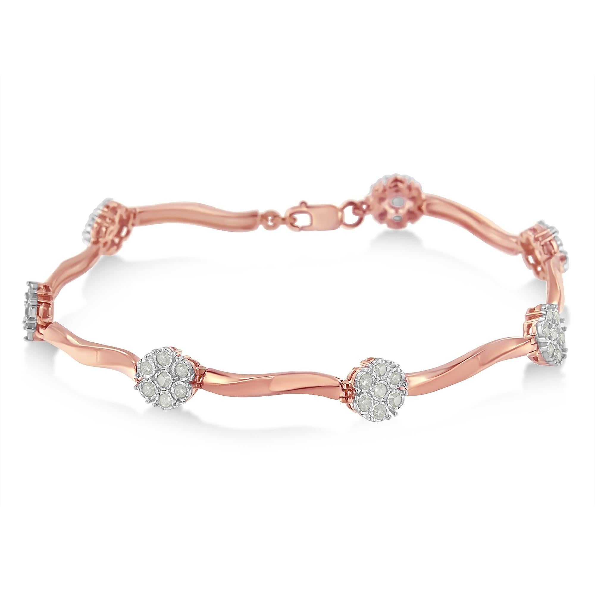 I bracciali sono uno degli ornamenti di gioielleria più amati e indossati dalla maggior parte delle donne. Con 49 frammenti di diamanti taglio rosa disposti in un'incastonatura a griffe e la qualità dell'argento sterling placcato rosa, questo