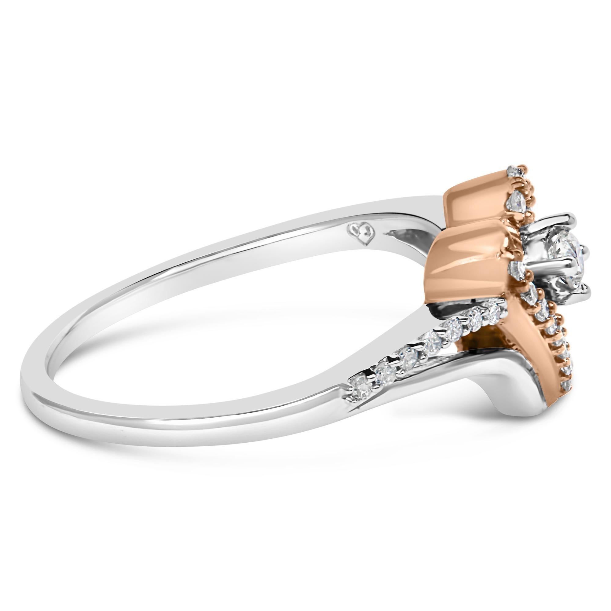 Fai una dichiarazione con questo splendido anello a cuore bicolore. Elegante e senza tempo, questo anello da cocktail è caratterizzato da una fascia asimmetrica con gambo diviso in due in argento 925 che racchiude una forma di cuore aperto in