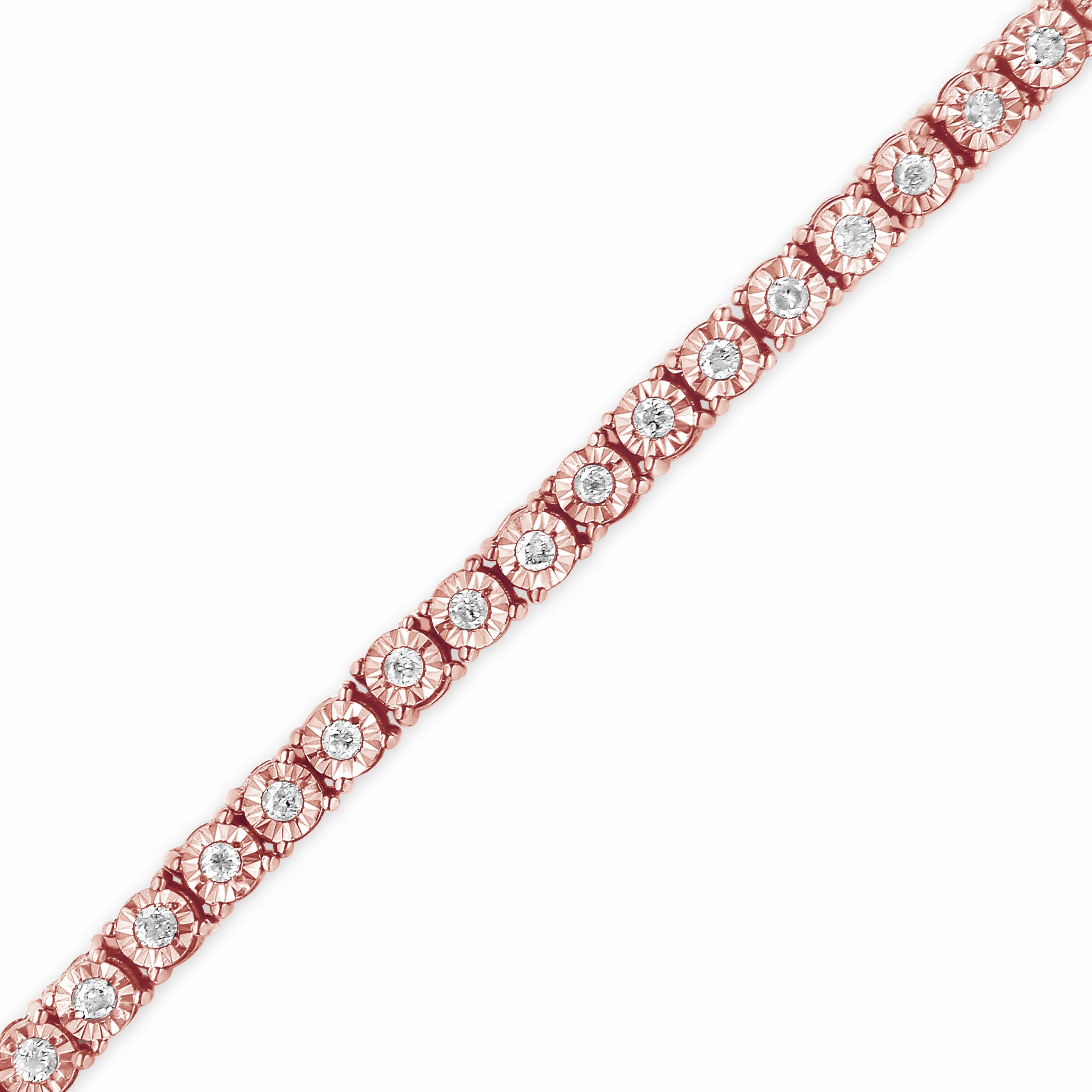 Ce bracelet de tennis féminin et luxueux est composé des plus beaux diamants taillés en rose à multiples facettes, rappelant le style des bijoux Art Deco de l'époque. Montés sur des maillons en argent massif .925 pour un style intemporel, dans les