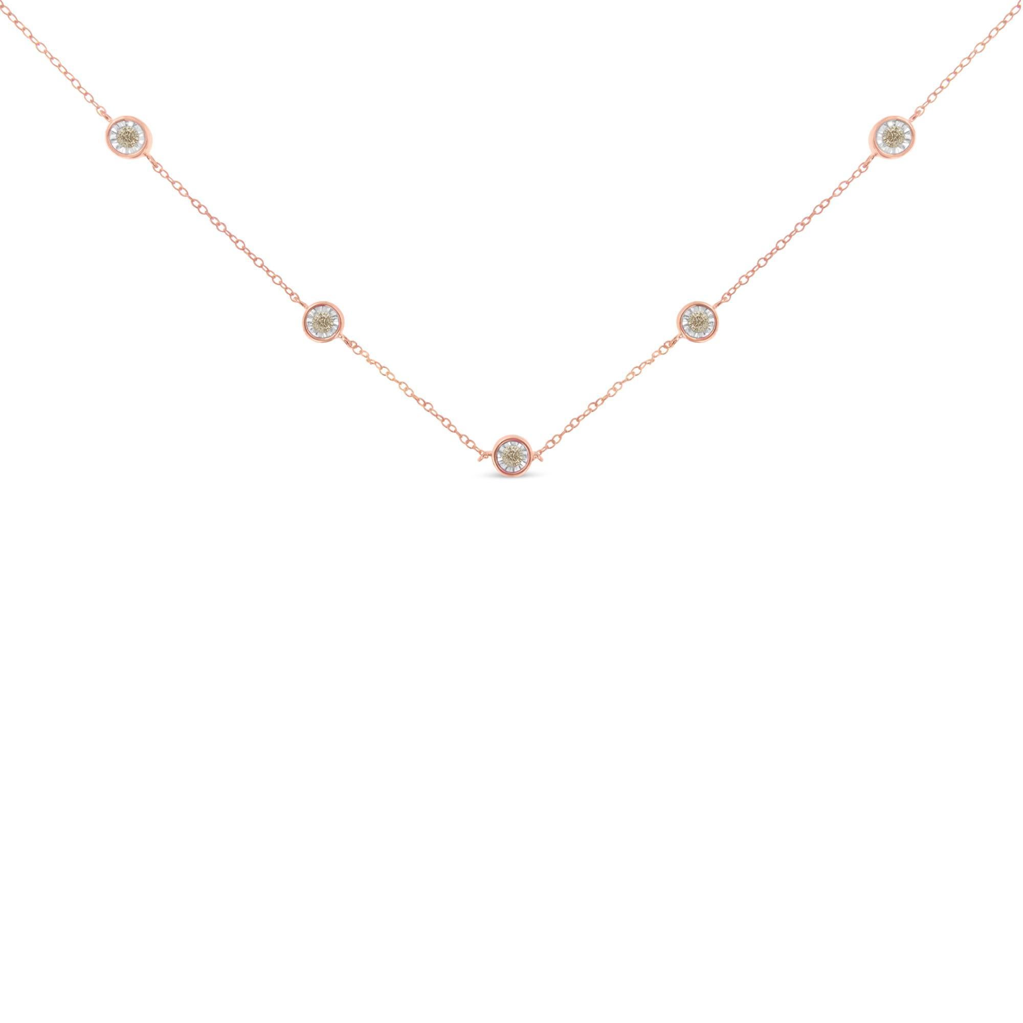 Questa collana a stazioni presenta cinque diamanti incastonati miracolosamente lungo una catena in argento sterling di colore bianco e rosa. Questo design delicato e intricato ha un peso totale di diamanti di 0,5 carati. La collana misura 18