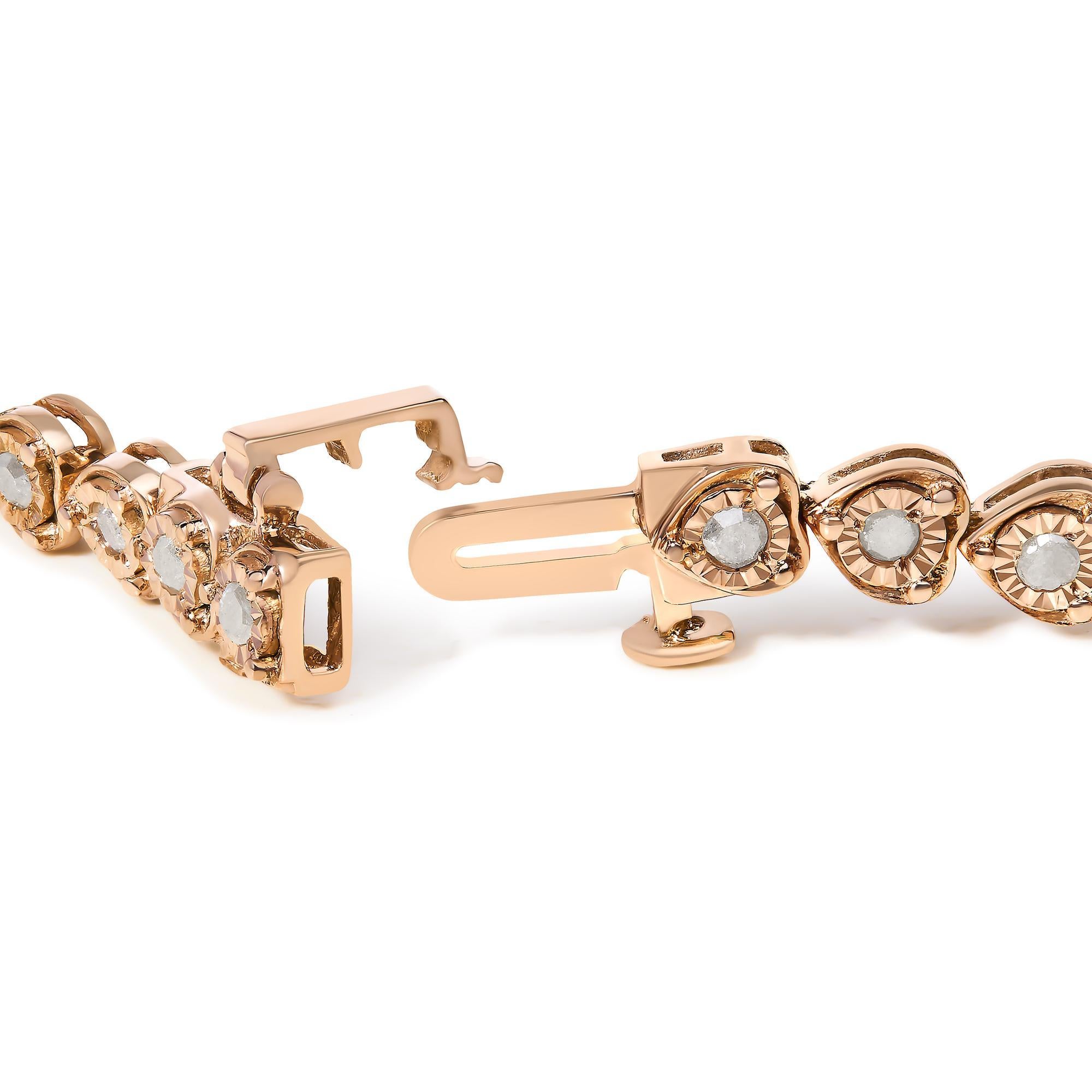 Esta magnífica pulsera de tenis de plata de ley 925 bañada en oro rosa tiene un peso total de 1,0 quilates con 40 diamantes redondos de talla rosa. La pulsera tenis tiene eslabones en forma de corazón con diamantes en el centro de cada eslabón. El